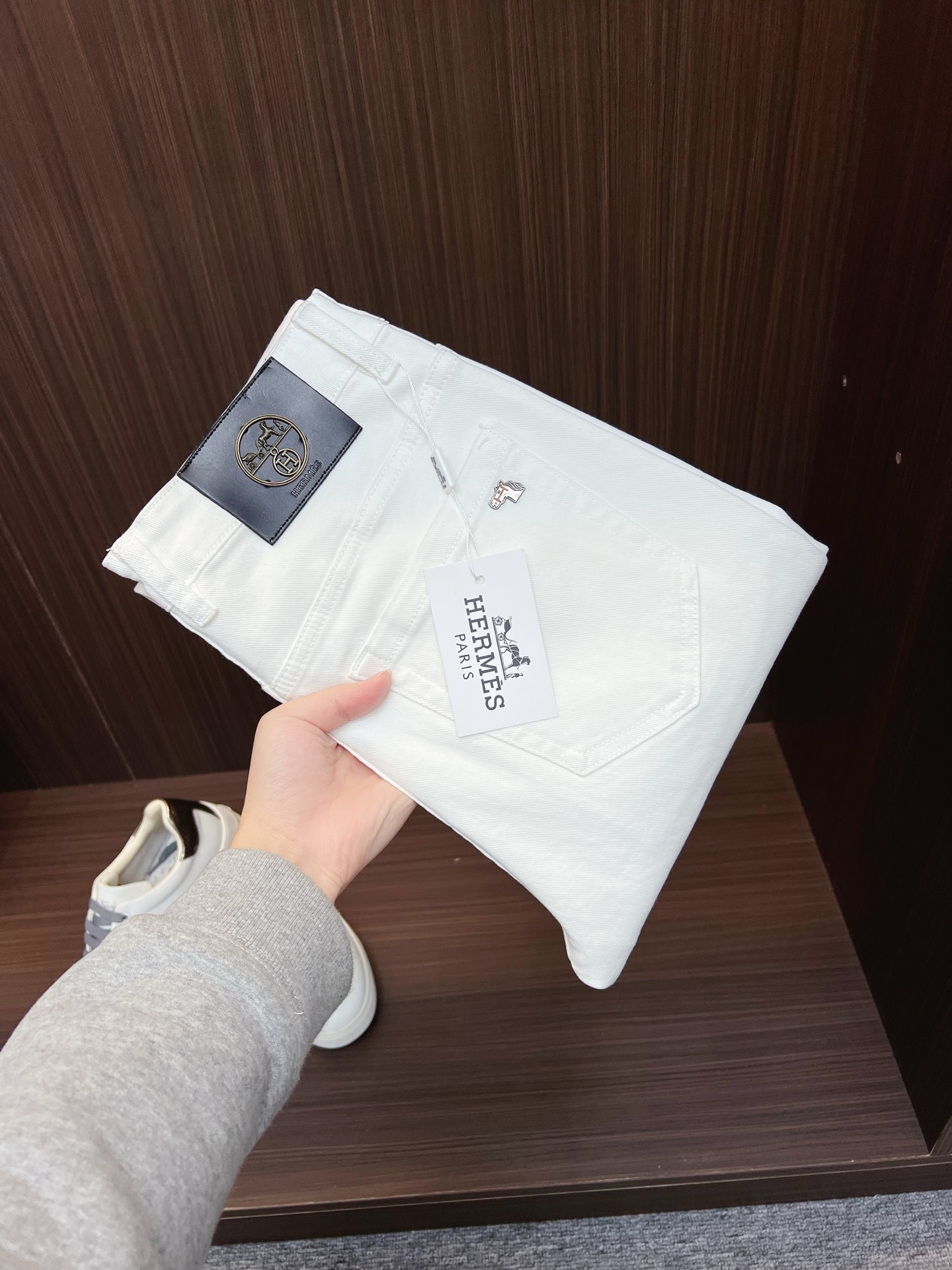 NO:746679,Hermès men's jeans, official album and poster outfit style!  High-grade imported denim raw color fabrics are supplied to customers, and the pure 13oz denim fabrics from Okayama, Japan are specially selected. Heavy-duty environmentally friendly plant enzyme washing process is used. The texture has a light retro color, which is quite beautiful and is very suitable for autumn and winter color matching. The fabric is soft and delicate after washing, but has strong bones and a slight stretch, providing an excellent comfortable experience. There is no damage from any technological elements throughout the body, retaining the purest tannin color!  The details throughout the body are perfect, exquisite and sophisticated. The latest leather label on the waist highlights the brand's characteristics. The hardware accessories, leather label and wiring all reflect the craftsmanship!  The silhouette is perfectly tailored and has excellent butt lift and slimming effect. It can be easily matched with any top in the wardrobe. It has wide compatibility and is suitable for various daily wear. The upper body is full of style. It is a must-have trousers for those who are obsessed with quality control and 1V!  Size 29-38 (not 35.37),,hermes,jeans,19860909爱马仕 男士牛仔裤,官宣画册海报穿搭款！ 客供高级进口的丹宁原色面料,特选日本冈山纯正13oz 盎司牛仔布料,重磅环保植物酵素水洗工艺,肌理有着淡淡的复古色彩,相当漂亮,极符合秋冬的配色,面料经过水洗后柔软细腻,但筋骨感极强,且略带弹力,提供了绝佳的舒适体验,通身无任何工艺元素破坏,保留了最纯粹的丹宁本色！通身细节完美如斯,精湛且考究,最新的腰部皮标彰显了品牌特质,五金配件、皮标、走线无不体现出匠心工艺！版型剪裁完美,提臀修身效果绝佳,可轻松横扫衣橱任何的上装搭配,兼容性广泛,满足于日常各种穿搭,上身型款十足,于品质控及1V迷控者必入型裤装！ 尺码29—38（没35.37）,,hermes,jeans,,Men's clothing