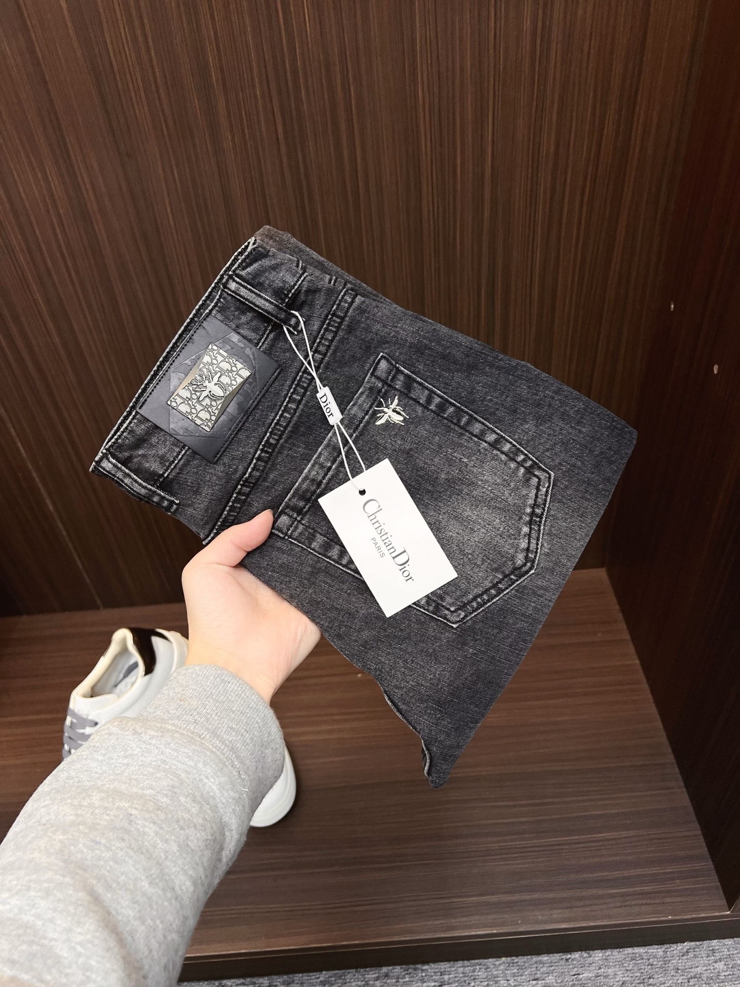 NO:746681,Dior men's jeans, official album and poster outfit style!  High-grade imported denim raw color fabrics are supplied to customers, and the pure 13oz denim fabrics from Okayama, Japan are specially selected. Heavy-duty environmentally friendly plant enzyme washing process is used. The texture has a light retro color, which is quite beautiful and is very suitable for autumn and winter color matching. The fabric is soft and delicate after washing, but has strong bones and a slight stretch, providing an excellent comfortable experience. There is no damage from any technological elements throughout the body, retaining the purest tannin color!  The details throughout the body are perfect, exquisite and sophisticated. The latest leather label on the waist highlights the brand's characteristics. The hardware accessories, leather label and wiring all reflect the craftsmanship!  The silhouette is perfectly tailored and has excellent butt lift and slimming effect. It can be easily matched with any top in the wardrobe. It has wide compatibility and is suitable for various daily wear. The upper body is full of style. It is a must-have trousers for those who are obsessed with quality control and 1V!  Size 29-38 (not 35.37), dior, dior, jeans,19860909Dior 迪奥 男士牛仔裤,官宣画册海报穿搭款！ 客供高级进口的丹宁原色面料,特选日本冈山纯正13oz 盎司牛仔布料,重磅环保植物酵素水洗工艺,肌理有着淡淡的复古色彩,相当漂亮,极符合秋冬的配色,面料经过水洗后柔软细腻,但筋骨感极强,且略带弹力,提供了绝佳的舒适体验,通身无任何工艺元素破坏,保留了最纯粹的丹宁本色！通身细节完美如斯,精湛且考究,最新的腰部皮标彰显了品牌特质,五金配件、皮标、走线无不体现出匠心工艺！版型剪裁完美,提臀修身效果绝佳,可轻松横扫衣橱任何的上装搭配,兼容性广泛,满足于日常各种穿搭,上身型款十足,于品质控及1V迷控者必入型裤装！ 尺码29—38（没35.37）,,dior,dior,jeans,,Men's clothing