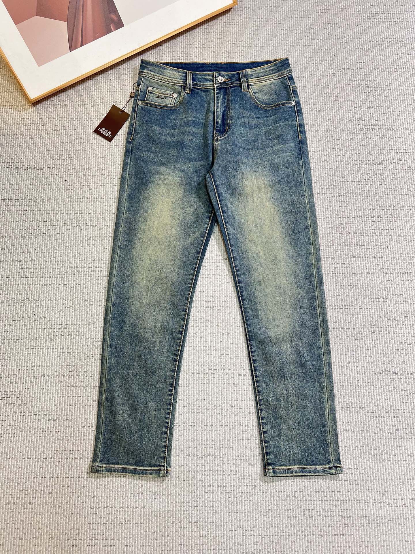 NO:683999,LP men's jeans, official album and poster outfit!  High-grade imported denim raw color fabrics are supplied to customers, and the pure 13oz denim fabrics from Okayama, Japan are specially selected. Heavy-duty environmentally friendly plant enzyme washing process is used. The texture has a light retro color, which is quite beautiful and is very suitable for autumn and winter color matching. The fabric is soft and delicate after washing, but has strong bones and a slight stretch, providing an excellent comfortable experience. There is no damage from any technological elements throughout the body, retaining the purest tannin color!  The details throughout the body are perfect, exquisite and sophisticated. The latest leather label on the waist highlights the brand's characteristics. The hardware accessories, leather label and wiring all reflect the craftsmanship!  The silhouette is perfectly tailored and has excellent butt lift and slimming effect. It can be easily matched with any top in the wardrobe. It has wide compatibility and is suitable for various daily wear. The upper body is full of style. It is a must-have trousers for those who are obsessed with quality control and 1V!  Size 29-38 (not 35.37),,loro piana,jeans,19860909LP 男士牛仔裤,官宣画册海报穿搭款！ 客供高级进口的丹宁原色面料,特选日本冈山纯正13oz 盎司牛仔布料,重磅环保植物酵素水洗工艺,肌理有着淡淡的复古色彩,相当漂亮,极符合秋冬的配色,面料经过水洗后柔软细腻,但筋骨感极强,且略带弹力,提供了绝佳的舒适体验,通身无任何工艺元素破坏,保留了最纯粹的丹宁本色！通身细节完美如斯,精湛且考究,最新的腰部皮标彰显了品牌特质,五金配件、皮标、走线无不体现出匠心工艺！版型剪裁完美,提臀修身效果绝佳,可轻松横扫衣橱任何的上装搭配,兼容性广泛,满足于日常各种穿搭,上身型款十足,于品质控及1V迷控者必入型裤装！ 尺码29—38（没35.37）,,loro piana,jeans,,Men's clothing