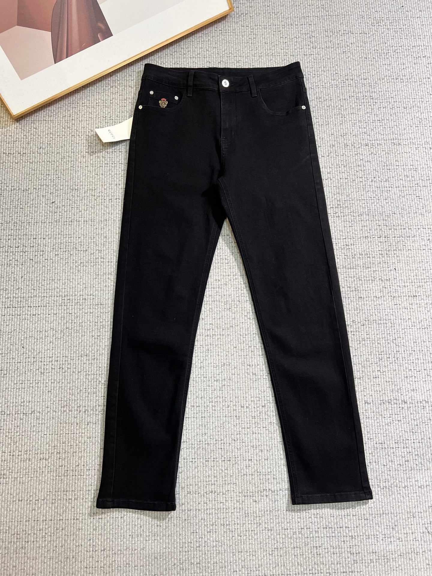 NO:684000,GUCCI men's jeans, official album and poster outfit style!  High-grade imported denim raw color fabrics are supplied to customers, and the pure 13oz denim fabrics from Okayama, Japan are specially selected. Heavy-duty environmentally friendly plant enzyme washing process is used. The texture has a light retro color, which is quite beautiful and is very suitable for autumn and winter color matching. The fabric is soft and delicate after washing, but has strong bones and a slight stretch, providing an excellent comfortable experience. There is no damage from any technological elements throughout the body, retaining the purest tannin color!  The details throughout the body are perfect, exquisite and sophisticated. The latest leather label on the waist highlights the brand's characteristics. The hardware accessories, leather label and wiring all reflect the craftsmanship!  The silhouette is perfectly tailored and has excellent butt lift and slimming effect. It can be easily matched with any top in the wardrobe. It has wide compatibility and is suitable for various daily wear. The upper body is full of style. It is a must-have trousers for those who are obsessed with quality control and 1V!  Size 29-38 (not 35.37),,gucci,jeans,19860909GUCCI 古奇 男士牛仔裤,官宣画册海报穿搭款！ 客供高级进口的丹宁原色面料,特选日本冈山纯正13oz 盎司牛仔布料,重磅环保植物酵素水洗工艺,肌理有着淡淡的复古色彩,相当漂亮,极符合秋冬的配色,面料经过水洗后柔软细腻,但筋骨感极强,且略带弹力,提供了绝佳的舒适体验,通身无任何工艺元素破坏,保留了最纯粹的丹宁本色！通身细节完美如斯,精湛且考究,最新的腰部皮标彰显了品牌特质,五金配件、皮标、走线无不体现出匠心工艺！版型剪裁完美,提臀修身效果绝佳,可轻松横扫衣橱任何的上装搭配,兼容性广泛,满足于日常各种穿搭,上身型款十足,于品质控及1V迷控者必入型裤装！ 尺码29—38（没35.37）,,gucci,jeans,,Men's clothing