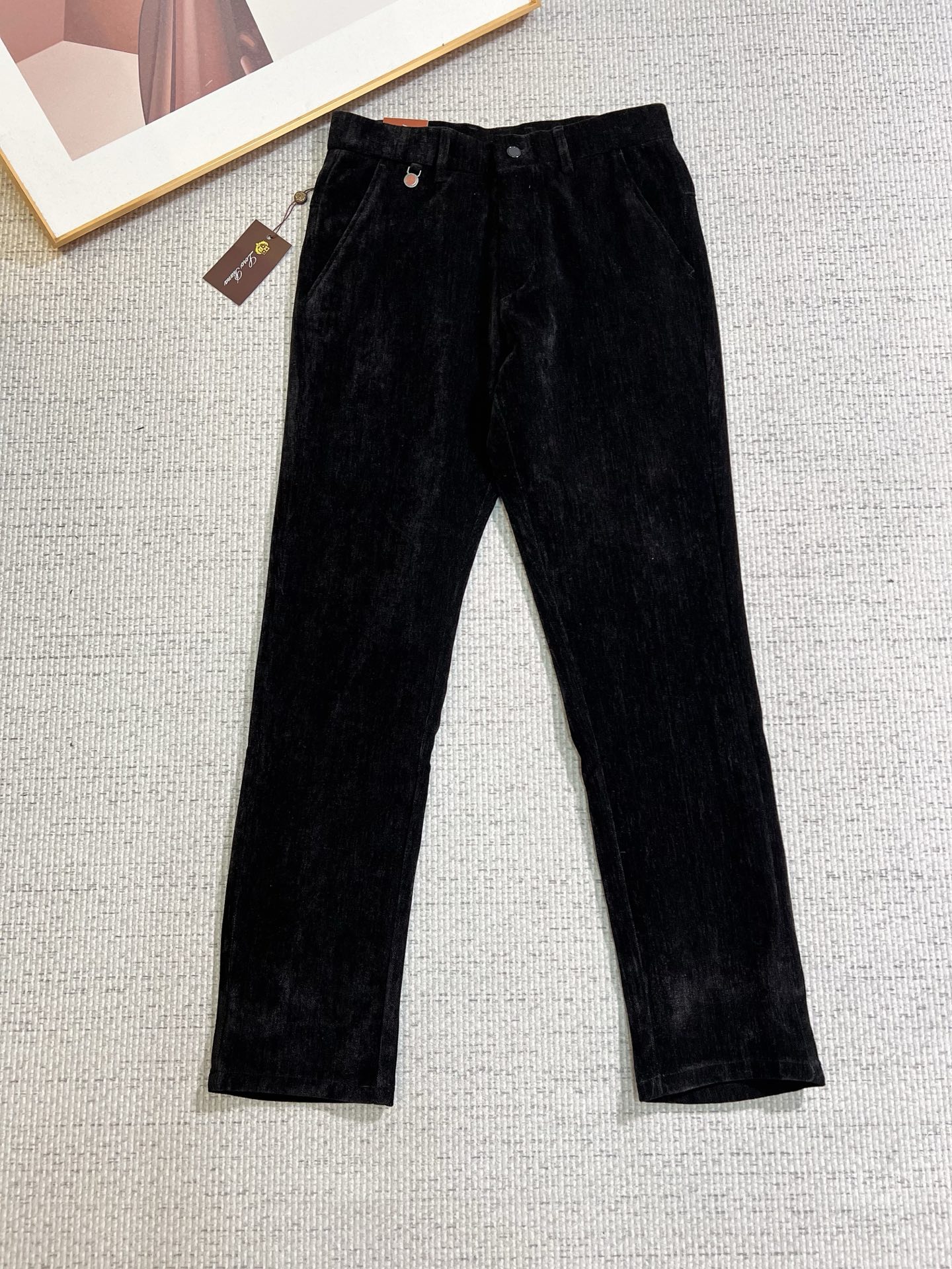 NO:684018,LP men's core velvet, official album and poster wear style!  High-grade imported denim raw color fabrics are supplied to customers, and the pure 13oz denim fabrics from Okayama, Japan are specially selected. Heavy-duty environmentally friendly plant enzyme washing process is used. The texture has a light retro color, which is quite beautiful and is very suitable for autumn and winter color matching. The fabric is soft and delicate after washing, but has strong bones and a slight stretch, providing an excellent comfortable experience. There is no damage from any technological elements throughout the body, retaining the purest tannin color!  The details throughout the body are perfect, exquisite and sophisticated. The latest leather label on the waist highlights the brand's characteristics. The hardware accessories, leather label and wiring all reflect the craftsmanship!  The silhouette is perfectly tailored and has excellent butt lift and slimming effect. It can be easily matched with any top in the wardrobe. It has wide compatibility and is suitable for various daily wear. The upper body is full of style. It is a must-have trousers for those who are obsessed with quality control and 1V!  Size 29-38 (not 35.37),, loro piana,19860909LP 男士登芯绒,官宣画册海报穿搭款！ 客供高级进口的丹宁原色面料,特选日本冈山纯正13oz 盎司牛仔布料,重磅环保植物酵素水洗工艺,肌理有着淡淡的复古色彩,相当漂亮,极符合秋冬的配色,面料经过水洗后柔软细腻,但筋骨感极强,且略带弹力,提供了绝佳的舒适体验,通身无任何工艺元素破坏,保留了最纯粹的丹宁本色！通身细节完美如斯,精湛且考究,最新的腰部皮标彰显了品牌特质,五金配件、皮标、走线无不体现出匠心工艺！版型剪裁完美,提臀修身效果绝佳,可轻松横扫衣橱任何的上装搭配,兼容性广泛,满足于日常各种穿搭,上身型款十足,于品质控及1V迷控者必入型裤装！ 尺码29—38（没35.37）,,loro piana,,Men's clothing