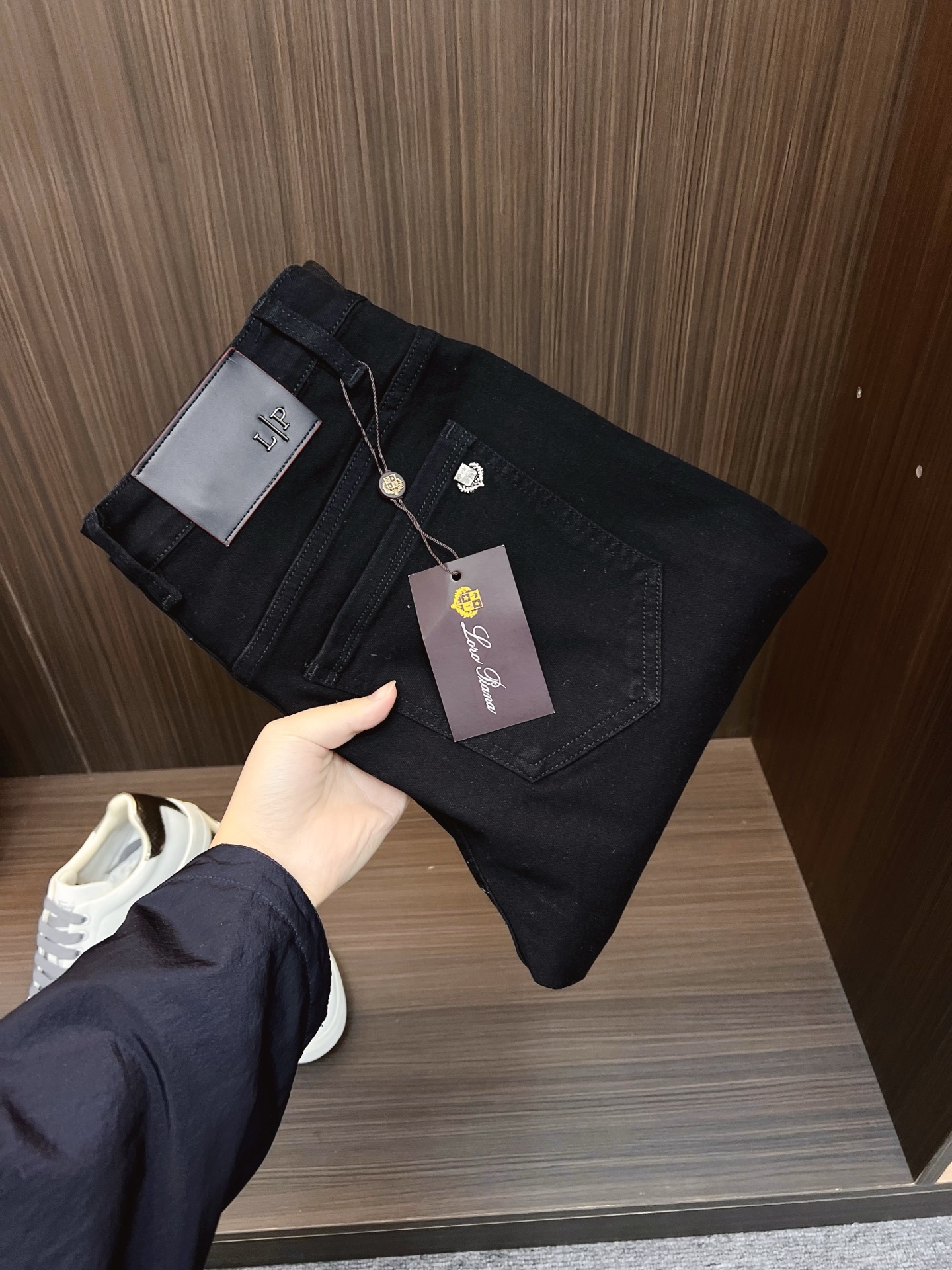 NO:685694,LP men's jeans, official album and poster outfit!  High-grade imported denim raw color fabrics are supplied to customers, and the pure 13oz denim fabrics from Okayama, Japan are specially selected. Heavy-duty environmentally friendly plant enzyme washing process is used. The texture has a light retro color, which is quite beautiful and is very suitable for autumn and winter color matching. The fabric is soft and delicate after washing, but has strong bones and a slight stretch, providing an excellent comfortable experience. There is no damage from any technological elements throughout the body, retaining the purest tannin color!  The details throughout the body are perfect, exquisite and sophisticated. The latest leather label on the waist highlights the brand's characteristics. The hardware accessories, leather label and wiring all reflect the craftsmanship!  The silhouette is perfectly tailored and has excellent butt lift and slimming effect. It can be easily matched with any top in the wardrobe. It has wide compatibility and is suitable for various daily wear. The upper body is full of style. It is a must-have trousers for those who are obsessed with quality control and 1V!  Size 29-38 (not 35.37),,loro piana,jeans,19860909LP 男士牛仔裤,官宣画册海报穿搭款！ 客供高级进口的丹宁原色面料,特选日本冈山纯正13oz 盎司牛仔布料,重磅环保植物酵素水洗工艺,肌理有着淡淡的复古色彩,相当漂亮,极符合秋冬的配色,面料经过水洗后柔软细腻,但筋骨感极强,且略带弹力,提供了绝佳的舒适体验,通身无任何工艺元素破坏,保留了最纯粹的丹宁本色！通身细节完美如斯,精湛且考究,最新的腰部皮标彰显了品牌特质,五金配件、皮标、走线无不体现出匠心工艺！版型剪裁完美,提臀修身效果绝佳,可轻松横扫衣橱任何的上装搭配,兼容性广泛,满足于日常各种穿搭,上身型款十足,于品质控及1V迷控者必入型裤装！ 尺码29—38（没35.37）,,loro piana,jeans,,Men's clothing