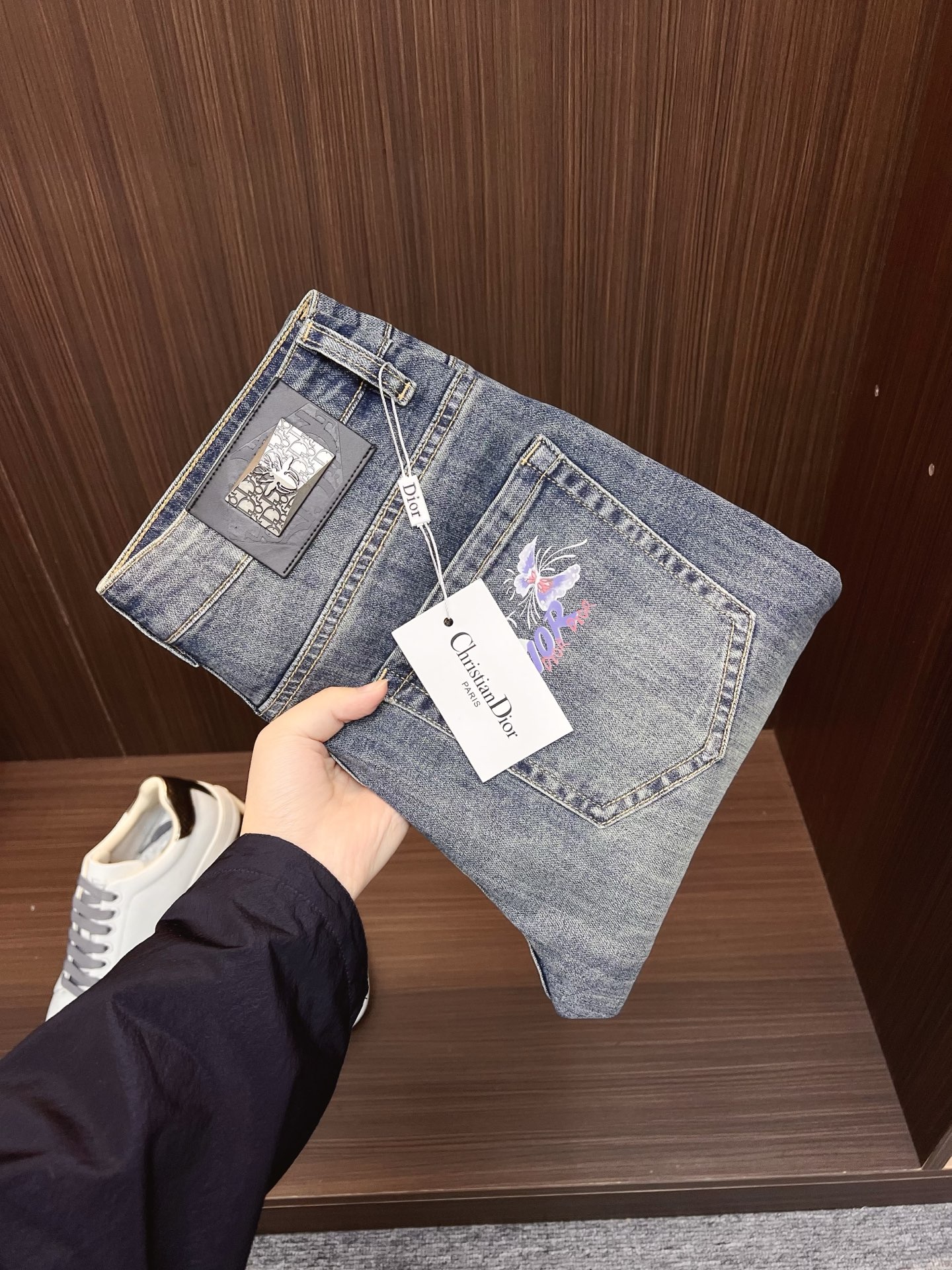 NO:685708,Dior men's jeans, official album and poster outfit style!  High-grade imported denim raw color fabrics are supplied to customers, and the pure 13oz denim fabrics from Okayama, Japan are specially selected. Heavy-duty environmentally friendly plant enzyme washing process is used. The texture has a light retro color, which is quite beautiful and is very suitable for autumn and winter color matching. The fabric is soft and delicate after washing, but has strong bones and a slight stretch, providing an excellent comfortable experience. There is no damage from any technological elements throughout the body, retaining the purest tannin color!  The details throughout the body are perfect, exquisite and sophisticated. The latest leather label on the waist highlights the brand's characteristics. The hardware accessories, leather label and wiring all reflect the craftsmanship!  The silhouette is perfectly tailored and has excellent butt lift and slimming effect. It can be easily matched with any top in the wardrobe. It has wide compatibility and is suitable for various daily wear. The upper body is full of style. It is a must-have trousers for those who are obsessed with quality control and 1V!  Size 29-38 (not 35.37), dior, dior, jeans,19860909Dior 迪奥 男士牛仔裤,官宣画册海报穿搭款！ 客供高级进口的丹宁原色面料,特选日本冈山纯正13oz 盎司牛仔布料,重磅环保植物酵素水洗工艺,肌理有着淡淡的复古色彩,相当漂亮,极符合秋冬的配色,面料经过水洗后柔软细腻,但筋骨感极强,且略带弹力,提供了绝佳的舒适体验,通身无任何工艺元素破坏,保留了最纯粹的丹宁本色！通身细节完美如斯,精湛且考究,最新的腰部皮标彰显了品牌特质,五金配件、皮标、走线无不体现出匠心工艺！版型剪裁完美,提臀修身效果绝佳,可轻松横扫衣橱任何的上装搭配,兼容性广泛,满足于日常各种穿搭,上身型款十足,于品质控及1V迷控者必入型裤装！ 尺码29—38（没35.37）,,dior,dior,jeans,,Men's clothing