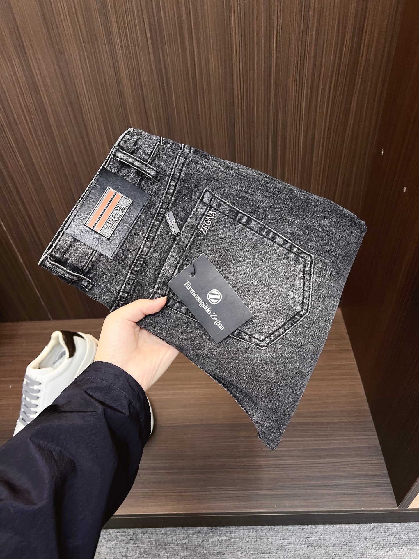 NO:685715,Ermenegildo Zegna men's jeans, official album and poster outfit style!  High-grade imported denim raw color fabrics are supplied to customers, and the pure 13oz denim fabrics from Okayama, Japan are specially selected. Heavy-duty environmentally friendly plant enzyme washing process is used. The texture has a light retro color, which is quite beautiful and is very suitable for autumn and winter color matching. The fabric is soft and delicate after washing, but has strong bones and a slight stretch, providing an excellent comfortable experience. There is no damage from any technological elements throughout the body, retaining the purest tannin color!  The details throughout the body are perfect, exquisite and sophisticated. The latest leather label on the waist highlights the brand's characteristics. The hardware accessories, leather label and wiring all reflect the craftsmanship!  The silhouette is perfectly tailored and has excellent butt lift and slimming effect. It can be easily matched with any top in the wardrobe. It has wide compatibility and is suitable for various daily wear. The upper body is full of style. It is a must-have trousers for those who are obsessed with quality control and 1V!  Sizes 29-38 (not 35.37),,zegna,jeans,19860909杰尼亚 男士牛仔裤,官宣画册海报穿搭款！ 客供高级进口的丹宁原色面料,特选日本冈山纯正13oz 盎司牛仔布料,重磅环保植物酵素水洗工艺,肌理有着淡淡的复古色彩,相当漂亮,极符合秋冬的配色,面料经过水洗后柔软细腻,但筋骨感极强,且略带弹力,提供了绝佳的舒适体验,通身无任何工艺元素破坏,保留了最纯粹的丹宁本色！通身细节完美如斯,精湛且考究,最新的腰部皮标彰显了品牌特质,五金配件、皮标、走线无不体现出匠心工艺！版型剪裁完美,提臀修身效果绝佳,可轻松横扫衣橱任何的上装搭配,兼容性广泛,满足于日常各种穿搭,上身型款十足,于品质控及1V迷控者必入型裤装！ 尺码29—38（没35.37）,,zegna,jeans,,Men's clothing