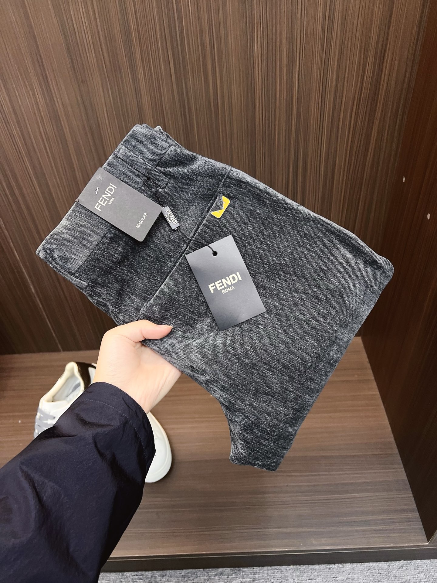 NO:685724,FENDI Fendi men's jeans, official album and poster style!  High-grade imported denim raw color fabrics are supplied to customers, and the pure 13oz denim fabrics from Okayama, Japan are specially selected. Heavy-duty environmentally friendly plant enzyme washing process is used. The texture has a light retro color, which is quite beautiful and is very suitable for autumn and winter color matching. The fabric is soft and delicate after washing, but has strong bones and a slight stretch, providing an excellent comfortable experience. There is no damage from any technological elements throughout the body, retaining the purest tannin color!  The details throughout the body are perfect, exquisite and sophisticated. The latest leather label on the waist highlights the brand's characteristics. The hardware accessories, leather label and wiring all reflect the craftsmanship!  The silhouette is perfectly tailored and has excellent butt lift and slimming effect. It can be easily matched with any top in the wardrobe. It has wide compatibility and is suitable for various daily wear. The upper body is full of style. It is a must-have trousers for those who are obsessed with quality control and 1V!  Sizes 29-38 (not 35.37),,fendi,fendi,jeans,19860909FENDI 芬迪 男士牛仔裤,官宣画册海报穿搭款！ 客供高级进口的丹宁原色面料,特选日本冈山纯正13oz 盎司牛仔布料,重磅环保植物酵素水洗工艺,肌理有着淡淡的复古色彩,相当漂亮,极符合秋冬的配色,面料经过水洗后柔软细腻,但筋骨感极强,且略带弹力,提供了绝佳的舒适体验,通身无任何工艺元素破坏,保留了最纯粹的丹宁本色！通身细节完美如斯,精湛且考究,最新的腰部皮标彰显了品牌特质,五金配件、皮标、走线无不体现出匠心工艺！版型剪裁完美,提臀修身效果绝佳,可轻松横扫衣橱任何的上装搭配,兼容性广泛,满足于日常各种穿搭,上身型款十足,于品质控及1V迷控者必入型裤装！ 尺码29—38（没35.37）,,fendi,fendi,jeans,,Men's clothing