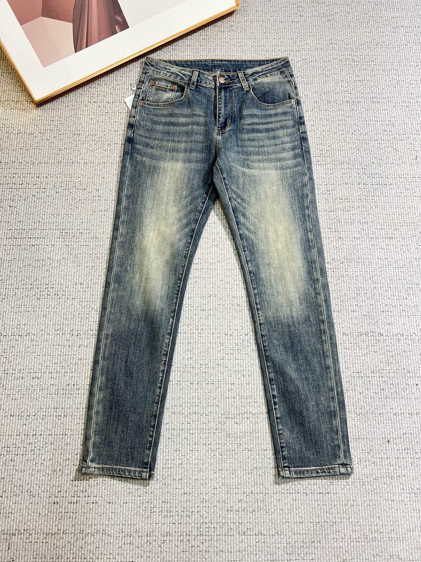 NO:745328,Dior men's jeans, official album and poster outfit style!  High-grade imported denim raw color fabrics are supplied to customers, and the pure 13oz denim fabrics from Okayama, Japan are specially selected. Heavy-duty environmentally friendly plant enzyme washing process is used. The texture has a light retro color, which is quite beautiful and is very suitable for autumn and winter color matching. The fabric is soft and delicate after washing, but has strong bones and a slight stretch, providing an excellent comfortable experience. There is no damage from any technological elements throughout the body, retaining the purest tannin color!  The details throughout the body are perfect, exquisite and sophisticated. The latest leather label on the waist highlights the brand's characteristics. The hardware accessories, leather label and wiring all reflect the craftsmanship!  The silhouette is perfectly tailored and has excellent butt lift and slimming effect. It can be easily matched with any top in the wardrobe. It has wide compatibility and is suitable for various daily wear. The upper body is full of style. It is a must-have trousers for those who are obsessed with quality control and 1V!  Size 29-38 (not 35.37), dior, dior, jeans,19860909Dior 迪奥 男士牛仔裤,官宣画册海报穿搭款！ 客供高级进口的丹宁原色面料,特选日本冈山纯正13oz 盎司牛仔布料,重磅环保植物酵素水洗工艺,肌理有着淡淡的复古色彩,相当漂亮,极符合秋冬的配色,面料经过水洗后柔软细腻,但筋骨感极强,且略带弹力,提供了绝佳的舒适体验,通身无任何工艺元素破坏,保留了最纯粹的丹宁本色！通身细节完美如斯,精湛且考究,最新的腰部皮标彰显了品牌特质,五金配件、皮标、走线无不体现出匠心工艺！版型剪裁完美,提臀修身效果绝佳,可轻松横扫衣橱任何的上装搭配,兼容性广泛,满足于日常各种穿搭,上身型款十足,于品质控及1V迷控者必入型裤装！ 尺码29—38（没35.37）,,dior,dior,jeans,,Men's clothing