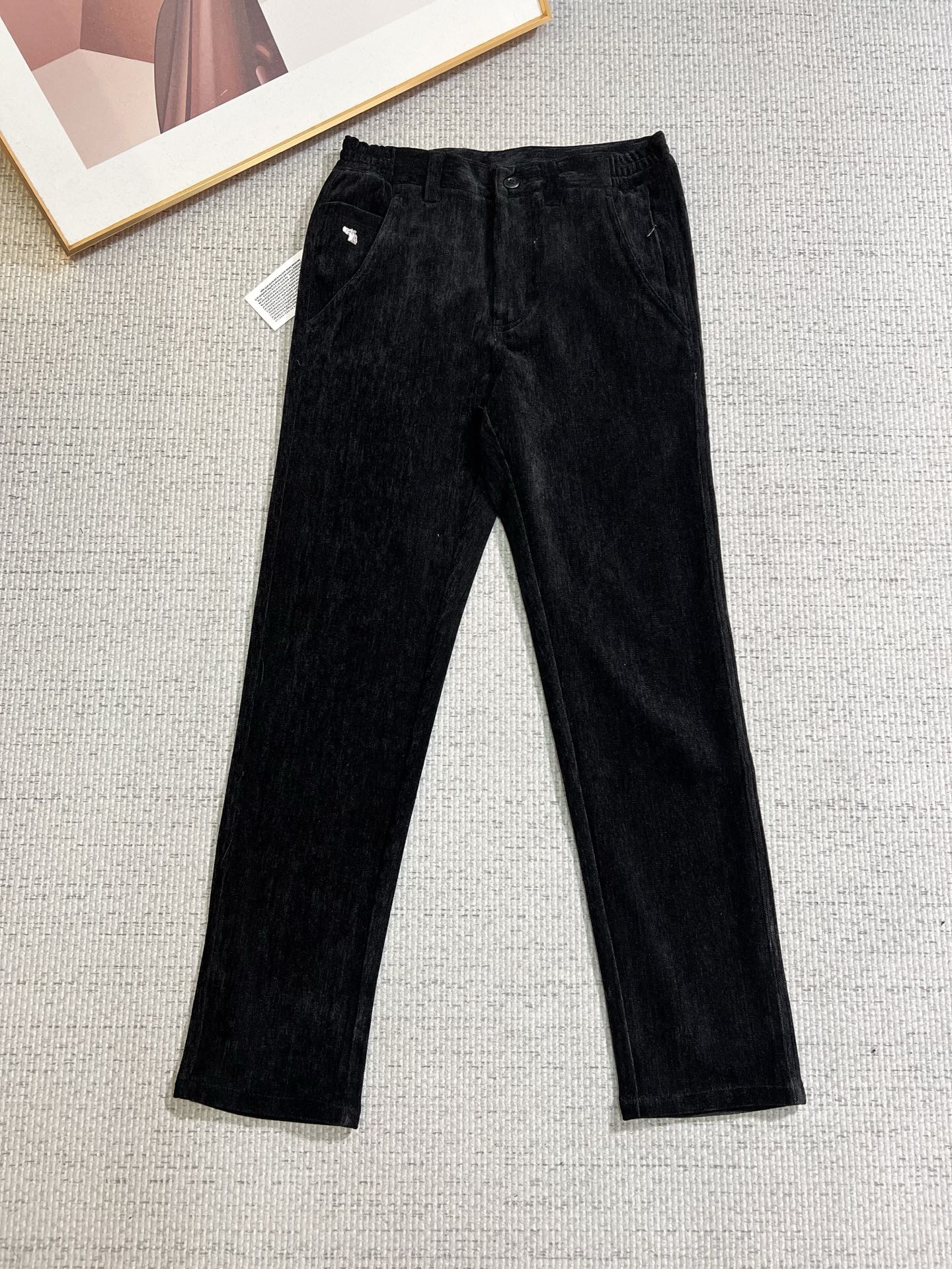NO:745333,Hermès men's core velvet pants, official album and poster style!  High-grade imported denim raw color fabrics are supplied to customers, and the pure 13oz denim fabrics from Okayama, Japan are specially selected. Heavy-duty environmentally friendly plant enzyme washing process is used. The texture has a light retro color, which is quite beautiful and is very suitable for autumn and winter color matching. The fabric is soft and delicate after washing, but has strong bones and a slight stretch, providing an excellent comfortable experience. There is no damage from any technological elements throughout the body, retaining the purest tannin color!  The details throughout the body are perfect, exquisite and sophisticated. The latest leather label on the waist highlights the brand's characteristics. The hardware accessories, leather label and wiring all reflect the craftsmanship!  The silhouette is perfectly tailored and has excellent butt lift and slimming effect. It can be easily matched with any top in the wardrobe. It has wide compatibility and is suitable for various daily wear. The upper body is full of style. It is a must-have trousers for those who are obsessed with quality control and 1V!  Size 29-38 (not 35.37),,hermes,19860909爱马仕 男士登芯绒裤,官宣画册海报穿搭款！ 客供高级进口的丹宁原色面料,特选日本冈山纯正13oz 盎司牛仔布料,重磅环保植物酵素水洗工艺,肌理有着淡淡的复古色彩,相当漂亮,极符合秋冬的配色,面料经过水洗后柔软细腻,但筋骨感极强,且略带弹力,提供了绝佳的舒适体验,通身无任何工艺元素破坏,保留了最纯粹的丹宁本色！通身细节完美如斯,精湛且考究,最新的腰部皮标彰显了品牌特质,五金配件、皮标、走线无不体现出匠心工艺！版型剪裁完美,提臀修身效果绝佳,可轻松横扫衣橱任何的上装搭配,兼容性广泛,满足于日常各种穿搭,上身型款十足,于品质控及1V迷控者必入型裤装！ 尺码29—38（没35.37）,,hermes,,Men's clothing