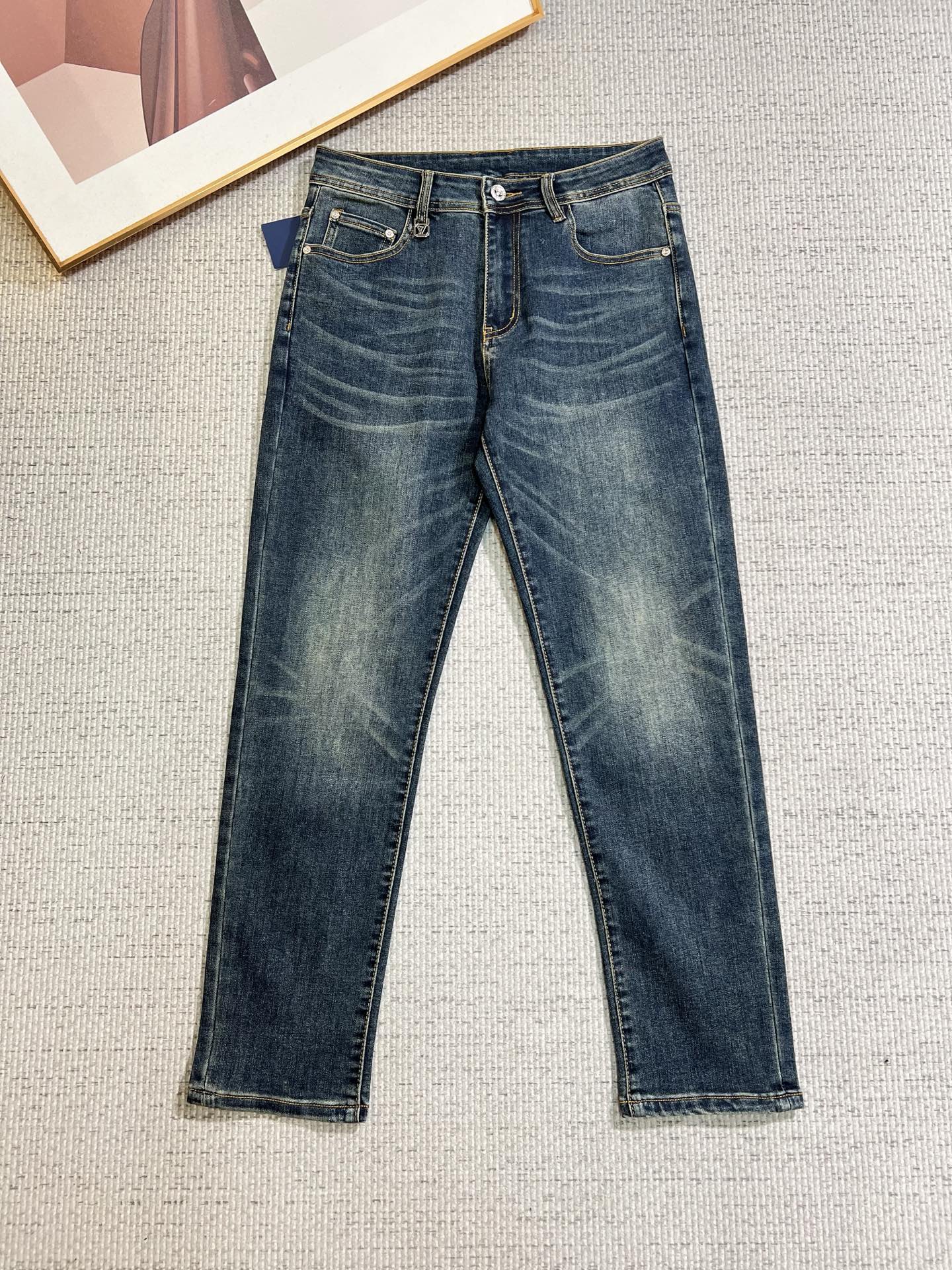 NO:745339,LV men's jeans, official album and poster outfit style!  High-grade imported denim raw color fabrics are supplied to customers, and the pure 13oz denim fabrics from Okayama, Japan are specially selected. Heavy-duty environmentally friendly plant enzyme washing process is used. The texture has a light retro color, which is quite beautiful and is very suitable for autumn and winter color matching. The fabric is soft and delicate after washing, but has strong bones and a slight stretch, providing an excellent comfortable experience. There is no damage from any technological elements throughout the body, retaining the purest tannin color!  The details throughout the body are perfect, exquisite and sophisticated. The latest leather label on the waist highlights the brand's characteristics. The hardware accessories, leather label and wiring all reflect the craftsmanship!  The silhouette is perfectly tailored and has excellent butt lift and slimming effect. It can be easily matched with any top in the wardrobe. It has wide compatibility and is suitable for various daily wear. The upper body is full of style. It is a must-have trousers for those who are obsessed with quality control and 1V!  Size 29-38 (not 35.37),,louis vuitton,jeans,19860909LV 男士牛仔裤,官宣画册海报穿搭款！ 客供高级进口的丹宁原色面料,特选日本冈山纯正13oz 盎司牛仔布料,重磅环保植物酵素水洗工艺,肌理有着淡淡的复古色彩,相当漂亮,极符合秋冬的配色,面料经过水洗后柔软细腻,但筋骨感极强,且略带弹力,提供了绝佳的舒适体验,通身无任何工艺元素破坏,保留了最纯粹的丹宁本色！通身细节完美如斯,精湛且考究,最新的腰部皮标彰显了品牌特质,五金配件、皮标、走线无不体现出匠心工艺！版型剪裁完美,提臀修身效果绝佳,可轻松横扫衣橱任何的上装搭配,兼容性广泛,满足于日常各种穿搭,上身型款十足,于品质控及1V迷控者必入型裤装！ 尺码29—38（没35.37）,,louis vuitton,jeans,,Men's clothing