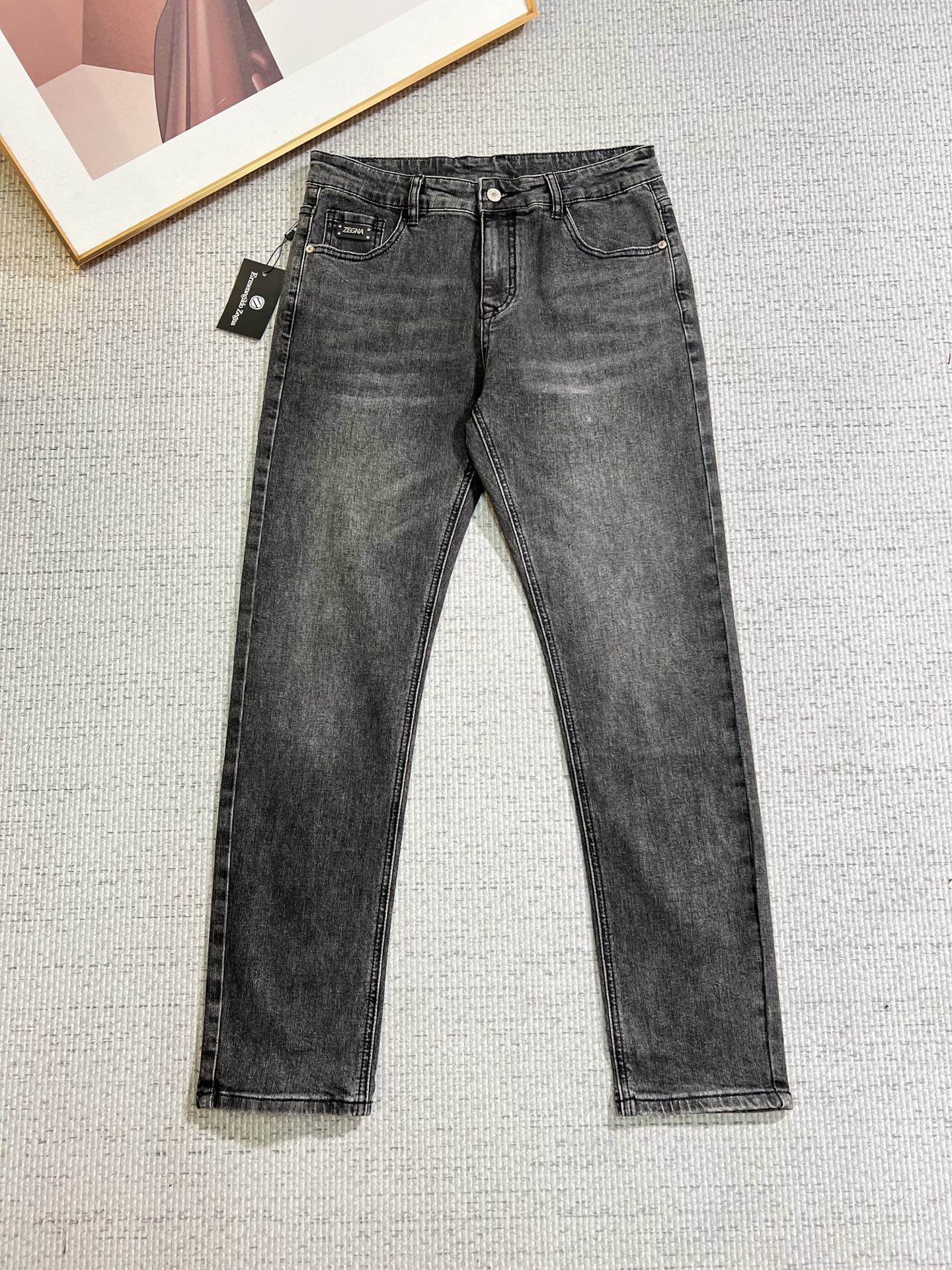 NO:745345,Ermenegildo Zegna men's jeans, official album and poster outfit style!  High-grade imported denim raw color fabrics are supplied to customers, and the pure 13oz denim fabrics from Okayama, Japan are specially selected. Heavy-duty environmentally friendly plant enzyme washing process is used. The texture has a light retro color, which is quite beautiful and is very suitable for autumn and winter color matching. The fabric is soft and delicate after washing, but has strong bones and a slight stretch, providing an excellent comfortable experience. There is no damage from any technological elements throughout the body, retaining the purest tannin color!  The details throughout the body are perfect, exquisite and sophisticated. The latest leather label on the waist highlights the brand's characteristics. The hardware accessories, leather label and wiring all reflect the craftsmanship!  The silhouette is perfectly tailored and has excellent butt lift and slimming effect. It can be easily matched with any top in the wardrobe. It has wide compatibility and is suitable for various daily wear. The upper body is full of style. It is a must-have trousers for those who are obsessed with quality control and 1V!  Sizes 29-38 (not 35.37),,zegna,jeans,19860909杰尼亚 男士牛仔裤,官宣画册海报穿搭款！ 客供高级进口的丹宁原色面料,特选日本冈山纯正13oz 盎司牛仔布料,重磅环保植物酵素水洗工艺,肌理有着淡淡的复古色彩,相当漂亮,极符合秋冬的配色,面料经过水洗后柔软细腻,但筋骨感极强,且略带弹力,提供了绝佳的舒适体验,通身无任何工艺元素破坏,保留了最纯粹的丹宁本色！通身细节完美如斯,精湛且考究,最新的腰部皮标彰显了品牌特质,五金配件、皮标、走线无不体现出匠心工艺！版型剪裁完美,提臀修身效果绝佳,可轻松横扫衣橱任何的上装搭配,兼容性广泛,满足于日常各种穿搭,上身型款十足,于品质控及1V迷控者必入型裤装！ 尺码29—38（没35.37）,,zegna,jeans,,Men's clothing