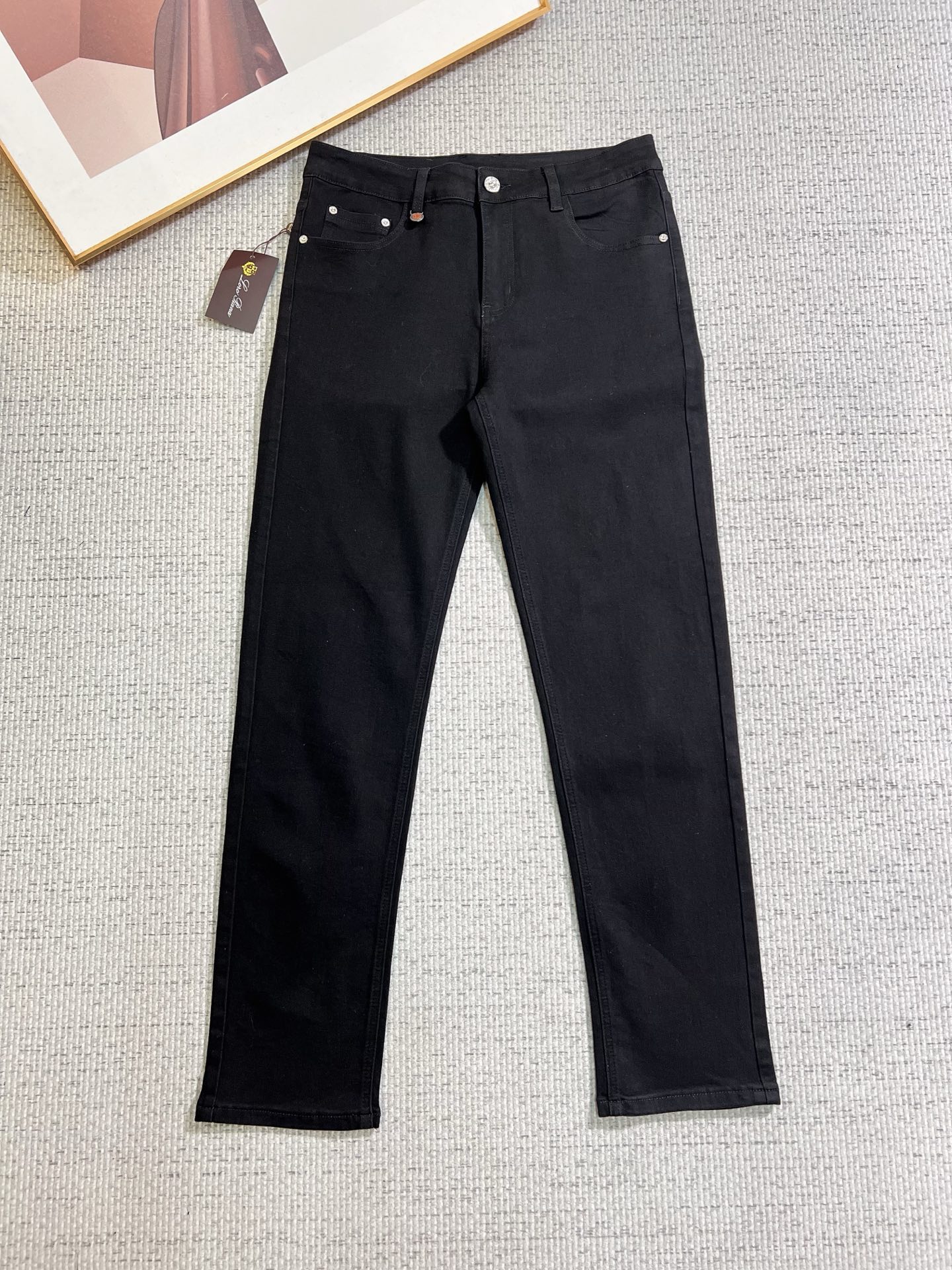NO:745351,LP men's jeans, official album and poster outfit!  High-grade imported denim raw color fabrics are supplied to customers, and the pure 13oz denim fabrics from Okayama, Japan are specially selected. Heavy-duty environmentally friendly plant enzyme washing process is used. The texture has a light retro color, which is quite beautiful and is very suitable for autumn and winter color matching. The fabric is soft and delicate after washing, but has strong bones and a slight stretch, providing an excellent comfortable experience. There is no damage from any technological elements throughout the body, retaining the purest tannin color!  The details throughout the body are perfect, exquisite and sophisticated. The latest leather label on the waist highlights the brand's characteristics. The hardware accessories, leather label and wiring all reflect the craftsmanship!  The silhouette is perfectly tailored and has excellent butt lift and slimming effect. It can be easily matched with any top in the wardrobe. It has wide compatibility and is suitable for various daily wear. The upper body is full of style. It is a must-have trousers for those who are obsessed with quality control and 1V!  Sizes 29-38 (not 35.37),,loro piana,jeans,19860909LP 男士牛仔裤,官宣画册海报穿搭款！ 客供高级进口的丹宁原色面料,特选日本冈山纯正13oz 盎司牛仔布料,重磅环保植物酵素水洗工艺,肌理有着淡淡的复古色彩,相当漂亮,极符合秋冬的配色,面料经过水洗后柔软细腻,但筋骨感极强,且略带弹力,提供了绝佳的舒适体验,通身无任何工艺元素破坏,保留了最纯粹的丹宁本色！通身细节完美如斯,精湛且考究,最新的腰部皮标彰显了品牌特质,五金配件、皮标、走线无不体现出匠心工艺！版型剪裁完美,提臀修身效果绝佳,可轻松横扫衣橱任何的上装搭配,兼容性广泛,满足于日常各种穿搭,上身型款十足,于品质控及1V迷控者必入型裤装！ 尺码29—38（没35.37）,,loro piana,jeans,,Men's clothing