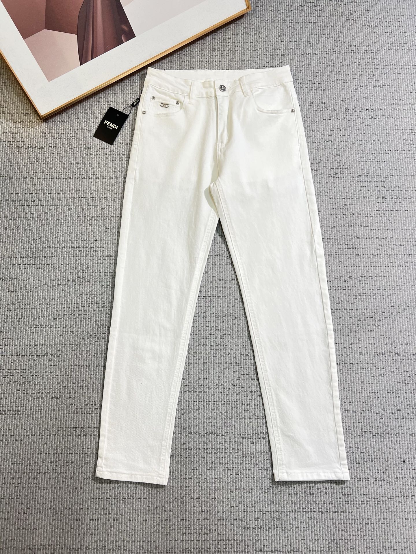 NO:745357,FENDI Fendi men's jeans, official album and poster style!  High-grade imported denim raw color fabrics are supplied to customers, and the pure 13oz denim fabrics from Okayama, Japan are specially selected. Heavy-duty environmentally friendly plant enzyme washing process is used. The texture has a light retro color, which is quite beautiful and is very suitable for autumn and winter color matching. The fabric is soft and delicate after washing, but has strong bones and a slight stretch, providing an excellent comfortable experience. There is no damage from any technological elements throughout the body, retaining the purest tannin color!  The details throughout the body are perfect, exquisite and sophisticated. The latest leather label on the waist highlights the brand's characteristics. The hardware accessories, leather label and wiring all reflect the craftsmanship!  The silhouette is perfectly tailored and has excellent butt lift and slimming effect. It can be easily matched with any top in the wardrobe. It has wide compatibility and is suitable for various daily wear. The upper body is full of style. It is a must-have trousers for those who are obsessed with quality control and 1V!  Sizes 29-38 (not 35.37),,fendi,fendi,jeans,19860909FENDI 芬迪 男士牛仔裤,官宣画册海报穿搭款！ 客供高级进口的丹宁原色面料,特选日本冈山纯正13oz 盎司牛仔布料,重磅环保植物酵素水洗工艺,肌理有着淡淡的复古色彩,相当漂亮,极符合秋冬的配色,面料经过水洗后柔软细腻,但筋骨感极强,且略带弹力,提供了绝佳的舒适体验,通身无任何工艺元素破坏,保留了最纯粹的丹宁本色！通身细节完美如斯,精湛且考究,最新的腰部皮标彰显了品牌特质,五金配件、皮标、走线无不体现出匠心工艺！版型剪裁完美,提臀修身效果绝佳,可轻松横扫衣橱任何的上装搭配,兼容性广泛,满足于日常各种穿搭,上身型款十足,于品质控及1V迷控者必入型裤装！ 尺码29—38（没35.37）,,fendi,fendi,jeans,,Men's clothing