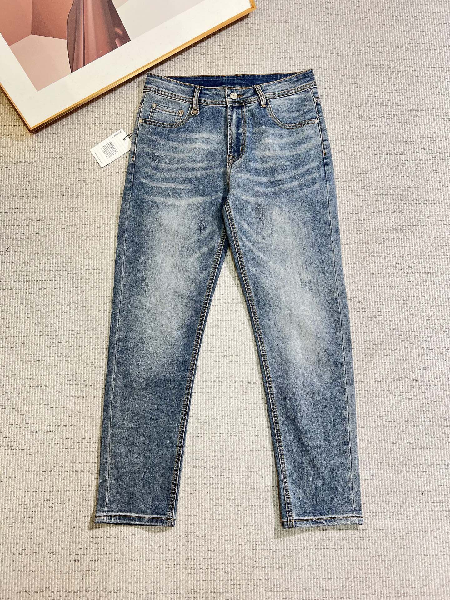 NO:745362,Armani Armani men's jeans, official album and poster style!  High-grade imported denim raw color fabrics are supplied to customers, and the pure 13oz denim fabrics from Okayama, Japan are specially selected. Heavy-duty environmentally friendly plant enzyme washing process is used. The texture has a light retro color, which is quite beautiful and is very suitable for autumn and winter color matching. The fabric is soft and delicate after washing, but has strong bones and a slight stretch, providing an excellent comfortable experience. There is no damage from any technological elements throughout the body, retaining the purest tannin color!  The details throughout the body are perfect, exquisite and sophisticated. The latest leather label on the waist highlights the brand's characteristics. The hardware accessories, leather label and wiring all reflect the craftsmanship!  The silhouette is perfectly tailored and has excellent butt lift and slimming effect. It can be easily matched with any top in the wardrobe. It has wide compatibility and is suitable for various daily wear. The upper body is full of style. It is a must-have trousers for those who are obsessed with quality control and 1V!  Size 29-38 (not 35.37),,armani,armani,jeans,19860909Armani 阿玛尼 男士牛仔裤,官宣画册海报穿搭款！ 客供高级进口的丹宁原色面料,特选日本冈山纯正13oz 盎司牛仔布料,重磅环保植物酵素水洗工艺,肌理有着淡淡的复古色彩,相当漂亮,极符合秋冬的配色,面料经过水洗后柔软细腻,但筋骨感极强,且略带弹力,提供了绝佳的舒适体验,通身无任何工艺元素破坏,保留了最纯粹的丹宁本色！通身细节完美如斯,精湛且考究,最新的腰部皮标彰显了品牌特质,五金配件、皮标、走线无不体现出匠心工艺！版型剪裁完美,提臀修身效果绝佳,可轻松横扫衣橱任何的上装搭配,兼容性广泛,满足于日常各种穿搭,上身型款十足,于品质控及1V迷控者必入型裤装！ 尺码29—38（没35.37）,,armani,armani,jeans,,Men's clothing