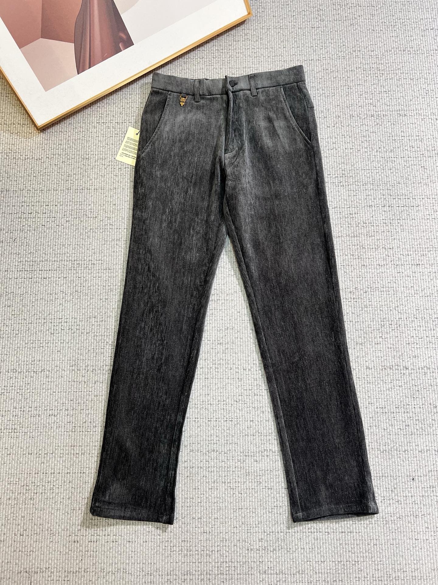NO:745367,FENDI Fendi men's core velvet pants, official album and poster wear style!  High-grade imported denim raw color fabrics are supplied to customers, and the pure 13oz denim fabrics from Okayama, Japan are specially selected. Heavy-duty environmentally friendly plant enzyme washing process is used. The texture has a light retro color, which is quite beautiful and is very suitable for autumn and winter color matching. The fabric is soft and delicate after washing, but has strong bones and a slight stretch, providing an excellent comfortable experience. There is no damage from any technological elements throughout the body, retaining the purest tannin color!  The details throughout the body are perfect, exquisite and sophisticated. The latest leather label on the waist highlights the brand's characteristics. The hardware accessories, leather label and wiring all reflect the craftsmanship!  The silhouette is perfectly tailored and has excellent butt lift and slimming effect. It can be easily matched with any top in the wardrobe. It has wide compatibility and is suitable for various daily wear. The upper body is full of style. It is a must-have trousers for those who are obsessed with quality control and 1V!  Sizes 29-38 (not 35.37),,fendi,fendi,19860909FENDI 芬迪 男士登芯绒裤,官宣画册海报穿搭款！ 客供高级进口的丹宁原色面料,特选日本冈山纯正13oz 盎司牛仔布料,重磅环保植物酵素水洗工艺,肌理有着淡淡的复古色彩,相当漂亮,极符合秋冬的配色,面料经过水洗后柔软细腻,但筋骨感极强,且略带弹力,提供了绝佳的舒适体验,通身无任何工艺元素破坏,保留了最纯粹的丹宁本色！通身细节完美如斯,精湛且考究,最新的腰部皮标彰显了品牌特质,五金配件、皮标、走线无不体现出匠心工艺！版型剪裁完美,提臀修身效果绝佳,可轻松横扫衣橱任何的上装搭配,兼容性广泛,满足于日常各种穿搭,上身型款十足,于品质控及1V迷控者必入型裤装！ 尺码29—38（没35.37）,,fendi,fendi,,Men's clothing