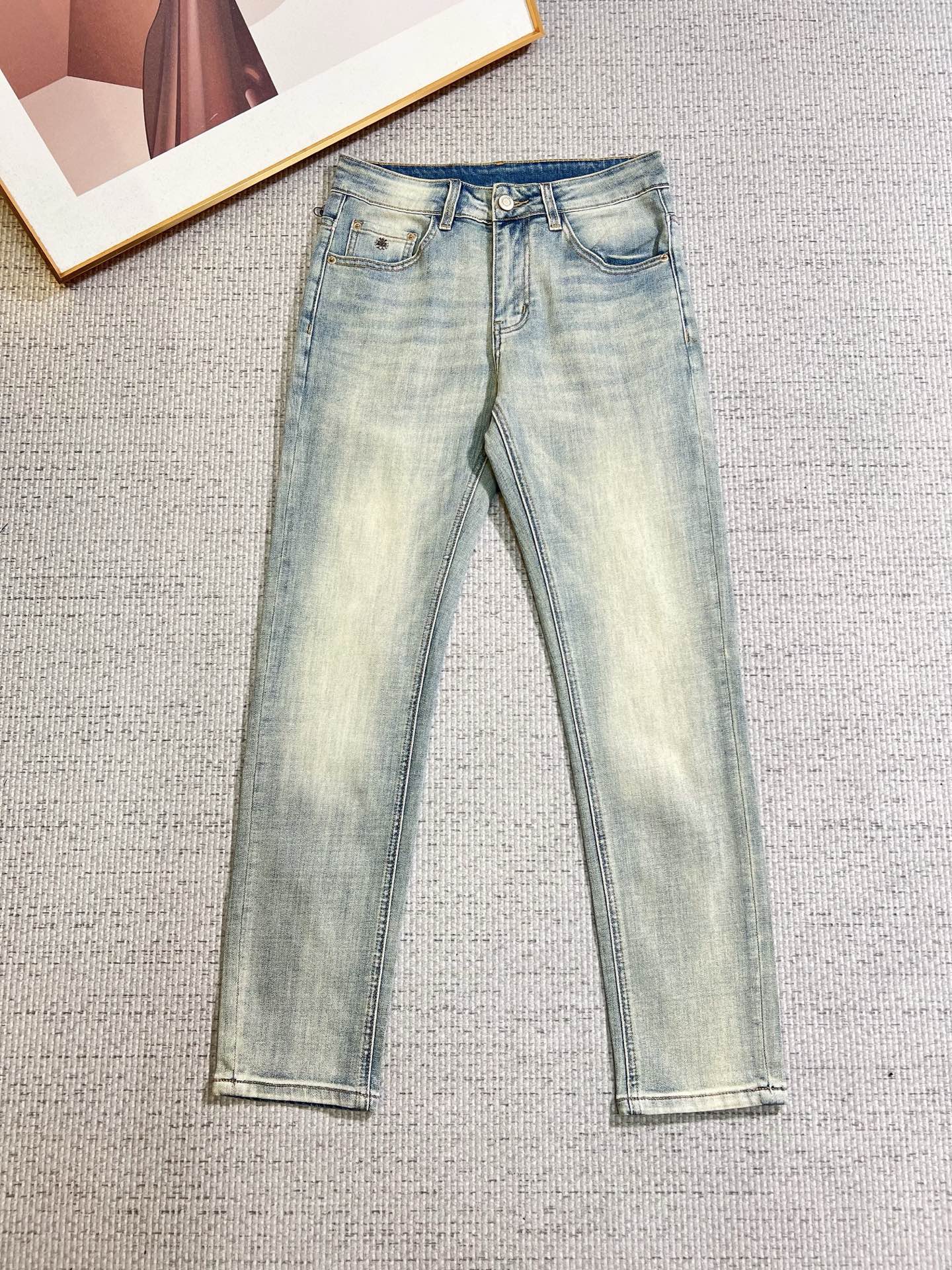 NO:745372,Croxin men's jeans, official album and poster outfit style!  High-grade imported denim raw color fabrics are supplied to customers, and the pure 13oz denim fabrics from Okayama, Japan are specially selected. Heavy-duty environmentally friendly plant enzyme washing process is used. The texture has a light retro color, which is quite beautiful and is very suitable for autumn and winter color matching. The fabric is soft and delicate after washing, but has strong bones and a slight stretch, providing an excellent comfortable experience. There is no damage from any technological elements throughout the body, retaining the purest tannin color!  The details throughout the body are perfect, exquisite and sophisticated. The latest leather label on the waist highlights the brand's characteristics. The hardware accessories, leather label and wiring all reflect the craftsmanship!  The silhouette is perfectly tailored and has excellent butt lift and slimming effect. It can be easily matched with any top in the wardrobe. It has wide compatibility and is suitable for various daily wear. The upper body is full of style. It is a must-have trousers for those who are obsessed with quality control and 1V!  Sizes 29-38 (not 35.37),,chrome hearts,jeans,19860909克罗心 男士牛仔裤,官宣画册海报穿搭款！ 客供高级进口的丹宁原色面料,特选日本冈山纯正13oz 盎司牛仔布料,重磅环保植物酵素水洗工艺,肌理有着淡淡的复古色彩,相当漂亮,极符合秋冬的配色,面料经过水洗后柔软细腻,但筋骨感极强,且略带弹力,提供了绝佳的舒适体验,通身无任何工艺元素破坏,保留了最纯粹的丹宁本色！通身细节完美如斯,精湛且考究,最新的腰部皮标彰显了品牌特质,五金配件、皮标、走线无不体现出匠心工艺！版型剪裁完美,提臀修身效果绝佳,可轻松横扫衣橱任何的上装搭配,兼容性广泛,满足于日常各种穿搭,上身型款十足,于品质控及1V迷控者必入型裤装！ 尺码29—38（没35.37）,,chrome hearts,jeans,,Men's clothing