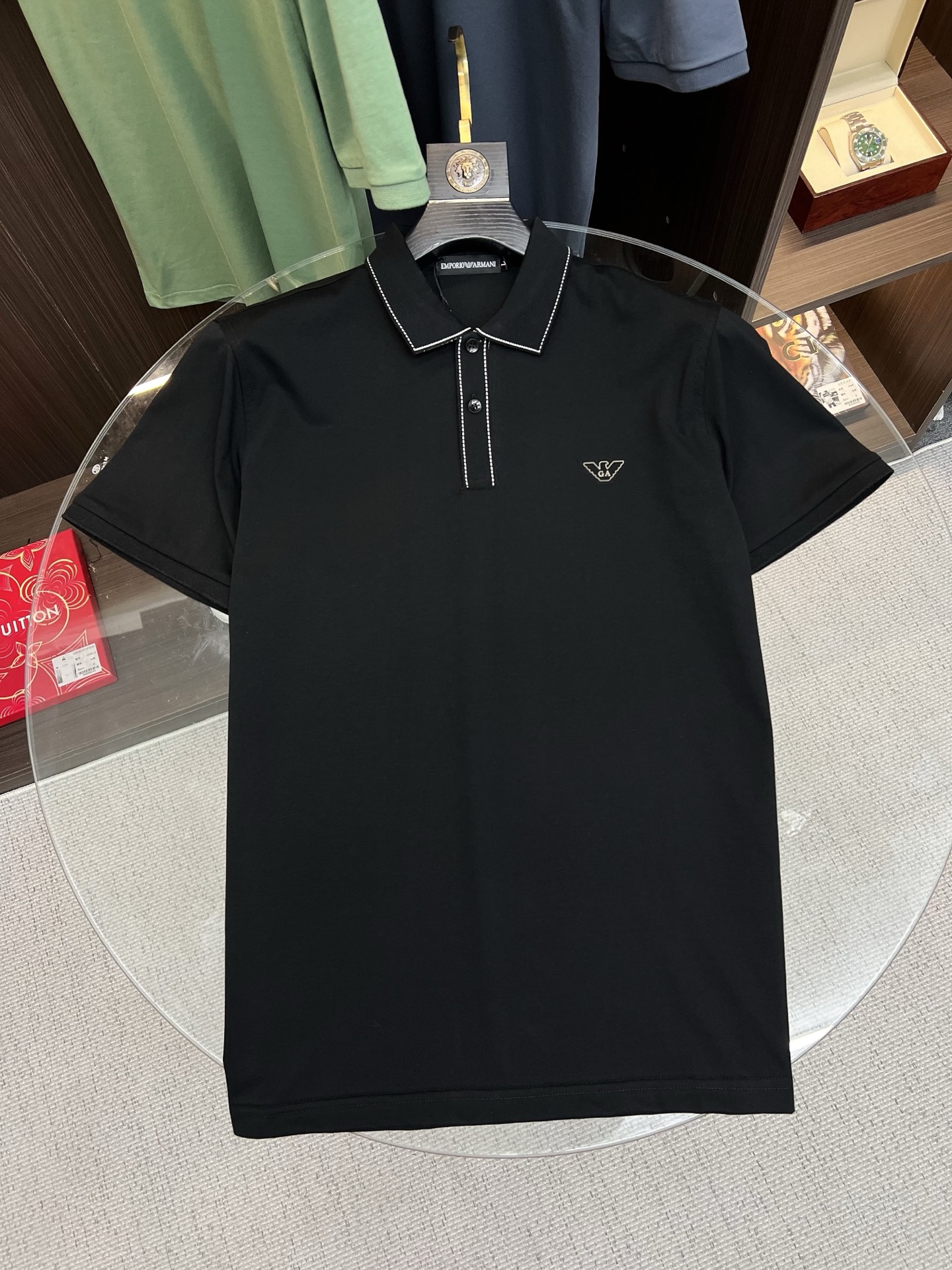 NO:745335,Armani Armani 2026  The new summer men's lapel polo shirt unlocks Italian elegance. The neckline design is the finishing touch of the entire short sleeve. Simple lines outline a neat shape. The iconic brand logo is presented on the chest with exquisite embroidery technology. It is low-key yet recognizable. Every detail demonstrates the brand's profound heritage and persistent pursuit of the brand. It is made of high-quality fabrics, soft and comfortable, with excellent breathability and delicate touch. Even when worn in the hot summer, you can always stay fresh!  Size M-3XL,,armani,armani,T-shirt,19860909Armani 阿玛尼 2026 夏季新款男士翻领polo衫,解锁意式优雅.领口设计是整件短袖的点睛之笔,简约线条勾勒出利落造型,标志性品牌logo以精致的刺绣工艺呈现于胸前,低调又不失辨识度,每一处细节都彰显着品牌的深厚底蕴与对品牌的执着追求.选用高品质面料,柔软舒适,透气性极佳,触感细腻,即使在炎炎夏日穿着,也能时刻保持清爽！ 码数M-3XL,,armani,armani,T-shirt,,Men's clothing