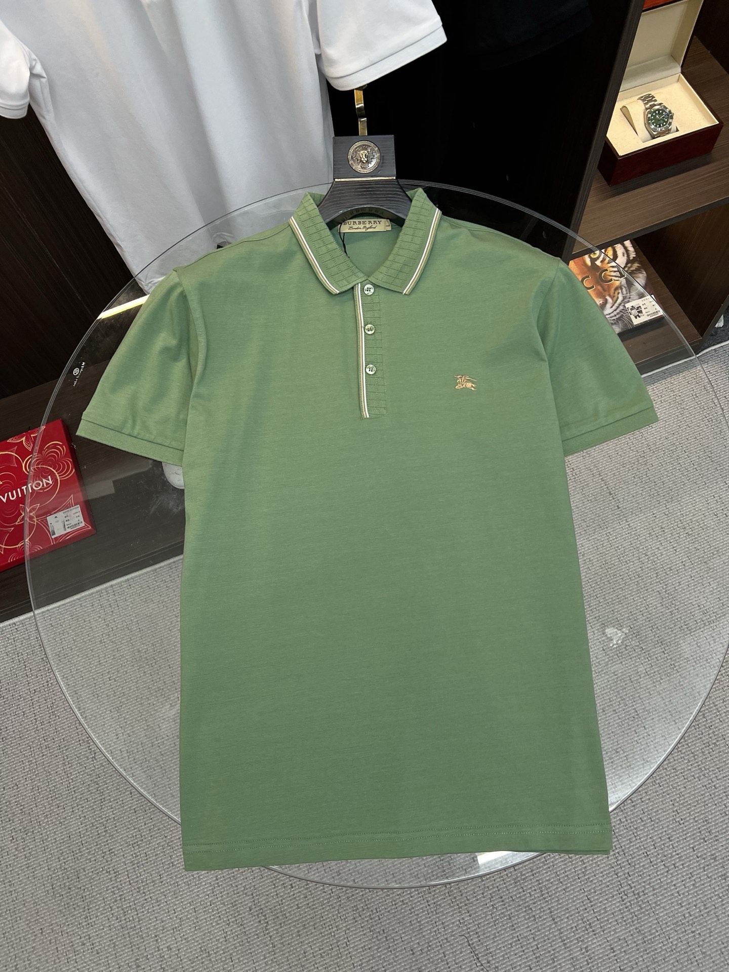 NO:758591,Burberry Burberry 2026  The new summer men's lapel polo shirt unlocks Italian elegance. The neckline design is the finishing touch of the entire short sleeve. Simple lines outline a neat shape. The iconic brand logo is presented on the chest with exquisite embroidery technology. It is low-key yet recognizable. Every detail demonstrates the brand's profound heritage and persistent pursuit of the brand. It is made of high-quality fabrics, soft and comfortable, with excellent breathability and delicate touch. Even when worn in the hot summer, you can always stay fresh!  Size M-3XL,,burberry,burberry,T-shirt,19860909Burberry 巴宝莉 2026 夏季新款男士翻领polo衫,解锁意式优雅.领口设计是整件短袖的点睛之笔,简约线条勾勒出利落造型,标志性品牌logo以精致的刺绣工艺呈现于胸前,低调又不失辨识度,每一处细节都彰显着品牌的深厚底蕴与对品牌的执着追求.选用高品质面料,柔软舒适,透气性极佳,触感细腻,即使在炎炎夏日穿着,也能时刻保持清爽！ 码数M-3XL,,burberry,burberry,T-shirt,,Men's clothing