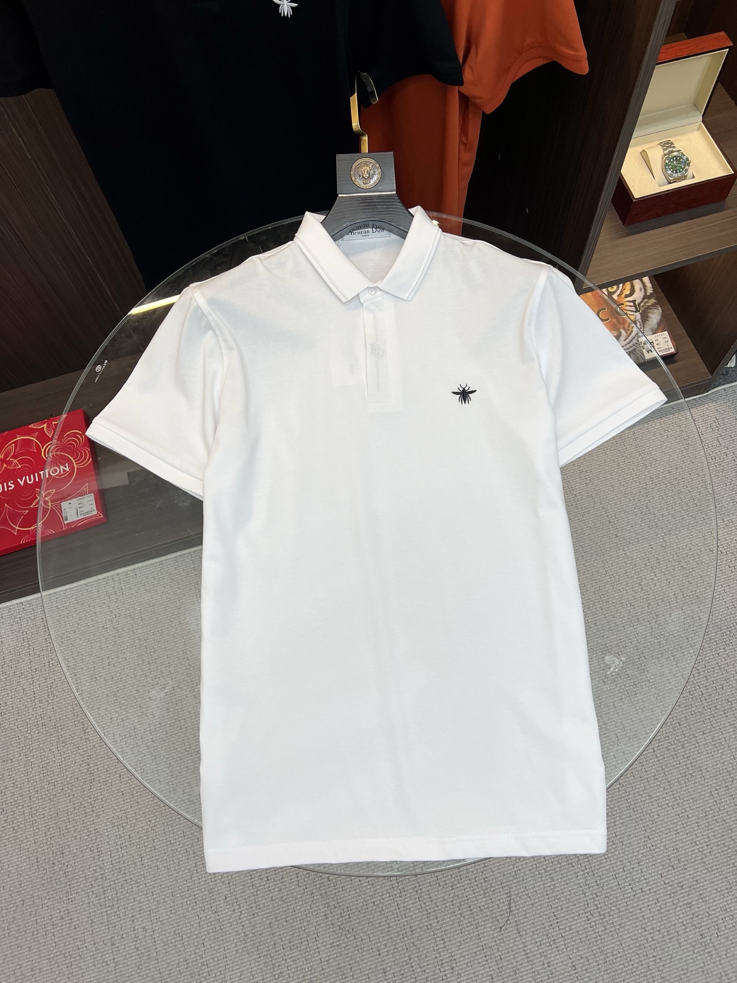 NO:745363,Dior Dior 2026  The new summer men's lapel polo shirt unlocks Italian elegance. The neckline design is the finishing touch of the entire short sleeve. Simple lines outline a neat shape. The iconic brand logo is presented on the chest with exquisite embroidery technology. It is low-key yet recognizable. Every detail demonstrates the brand's profound heritage and persistent pursuit of the brand. It is made of high-quality fabrics, soft and comfortable, with excellent breathability and delicate touch. Even when worn in the hot summer, you can always stay fresh!  Size M-3XL,,dior,dior,T-shirt,19860909Dior 迪奥 2026 夏季新款男士翻领polo衫,解锁意式优雅.领口设计是整件短袖的点睛之笔,简约线条勾勒出利落造型,标志性品牌logo以精致的刺绣工艺呈现于胸前,低调又不失辨识度,每一处细节都彰显着品牌的深厚底蕴与对品牌的执着追求.选用高品质面料,柔软舒适,透气性极佳,触感细腻,即使在炎炎夏日穿着,也能时刻保持清爽！ 码数M-3XL,,dior,dior,T-shirt,,Men's clothing