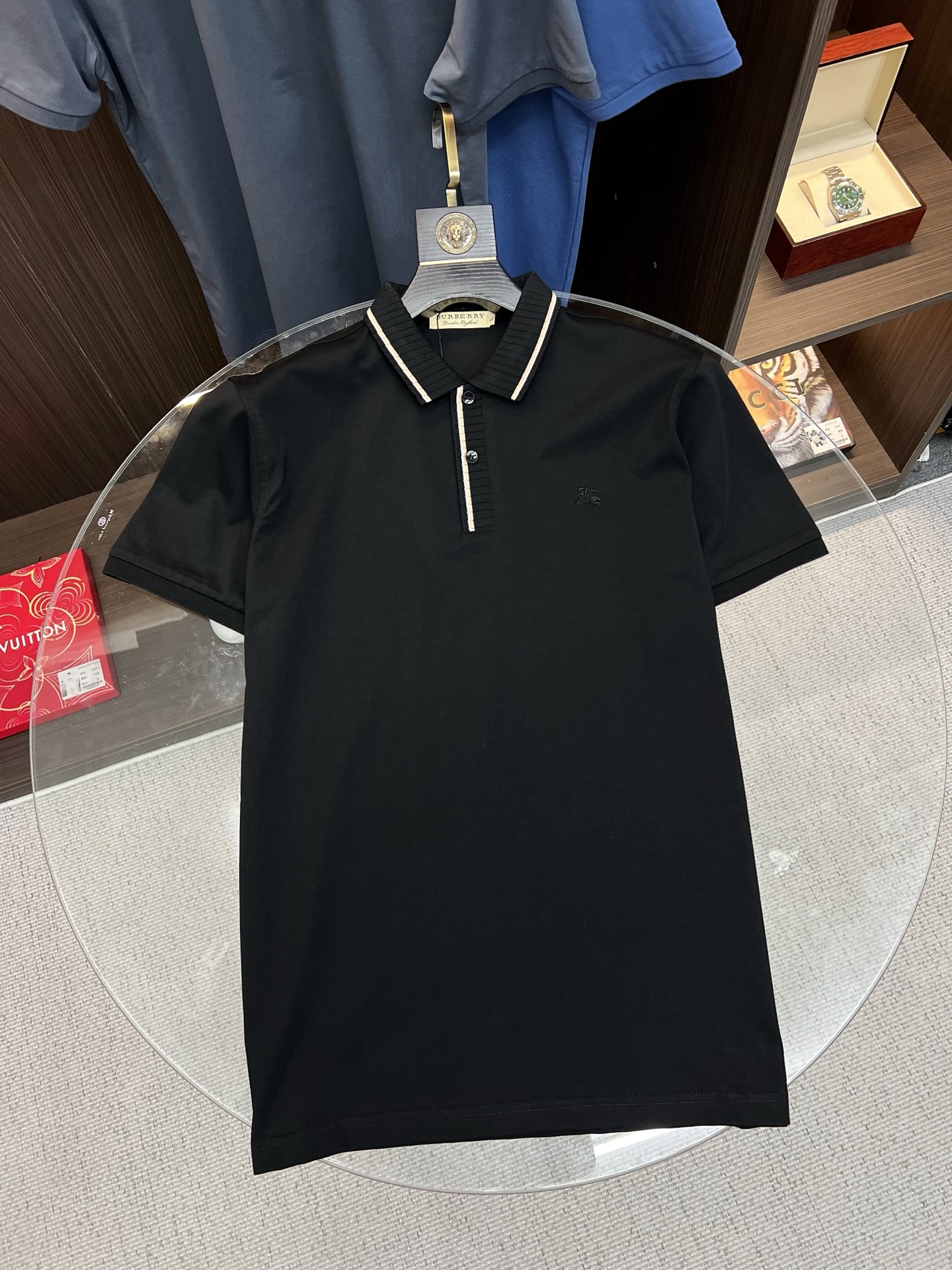 NO:745368,Burberry Burberry 2026  The new summer men's lapel polo shirt unlocks Italian elegance. The neckline design is the finishing touch of the entire short sleeve. Simple lines outline a neat shape. The iconic brand logo is presented on the chest with exquisite embroidery technology. It is low-key yet recognizable. Every detail demonstrates the brand's profound heritage and persistent pursuit of the brand. It is made of high-quality fabrics, soft and comfortable, with excellent breathability and delicate touch. Even when worn in the hot summer, you can always stay fresh!  Size M-3XL,,burberry,burberry,T-shirt,19860909Burberry 巴宝莉 2026 夏季新款男士翻领polo衫,解锁意式优雅.领口设计是整件短袖的点睛之笔,简约线条勾勒出利落造型,标志性品牌logo以精致的刺绣工艺呈现于胸前,低调又不失辨识度,每一处细节都彰显着品牌的深厚底蕴与对品牌的执着追求.选用高品质面料,柔软舒适,透气性极佳,触感细腻,即使在炎炎夏日穿着,也能时刻保持清爽！ 码数M-3XL,,burberry,burberry,T-shirt,,Men's clothing