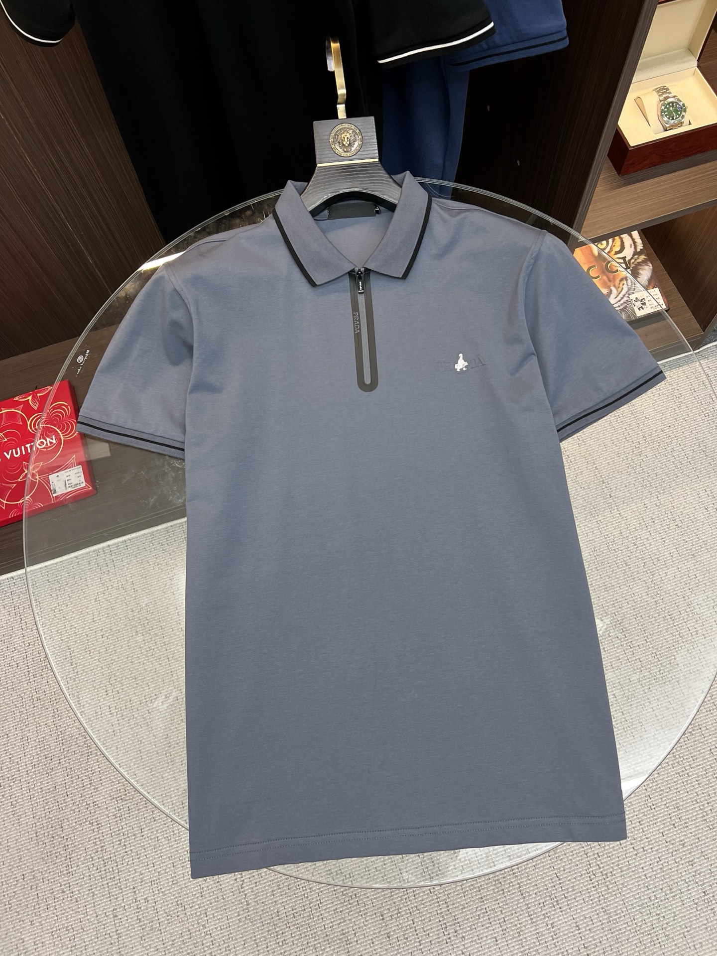 NO:745373,PRADA Prada 2026  The new summer men's lapel polo shirt unlocks Italian elegance. The neckline design is the finishing touch of the entire short sleeve. Simple lines outline a neat shape. The iconic brand logo is presented on the chest with exquisite embroidery technology. It is low-key yet recognizable. Every detail demonstrates the brand's profound heritage and persistent pursuit of the brand. It is made of high-quality fabrics, soft and comfortable, with excellent breathability and delicate touch. Even when worn in the hot summer, you can always stay fresh!  Size M-3XL,,prada,prada,T-shirt,19860909PRADA 普拉达 2026 夏季新款男士翻领polo衫,解锁意式优雅.领口设计是整件短袖的点睛之笔,简约线条勾勒出利落造型,标志性品牌logo以精致的刺绣工艺呈现于胸前,低调又不失辨识度,每一处细节都彰显着品牌的深厚底蕴与对品牌的执着追求.选用高品质面料,柔软舒适,透气性极佳,触感细腻,即使在炎炎夏日穿着,也能时刻保持清爽！ 码数M-3XL,,prada,prada,T-shirt,,Men's clothing