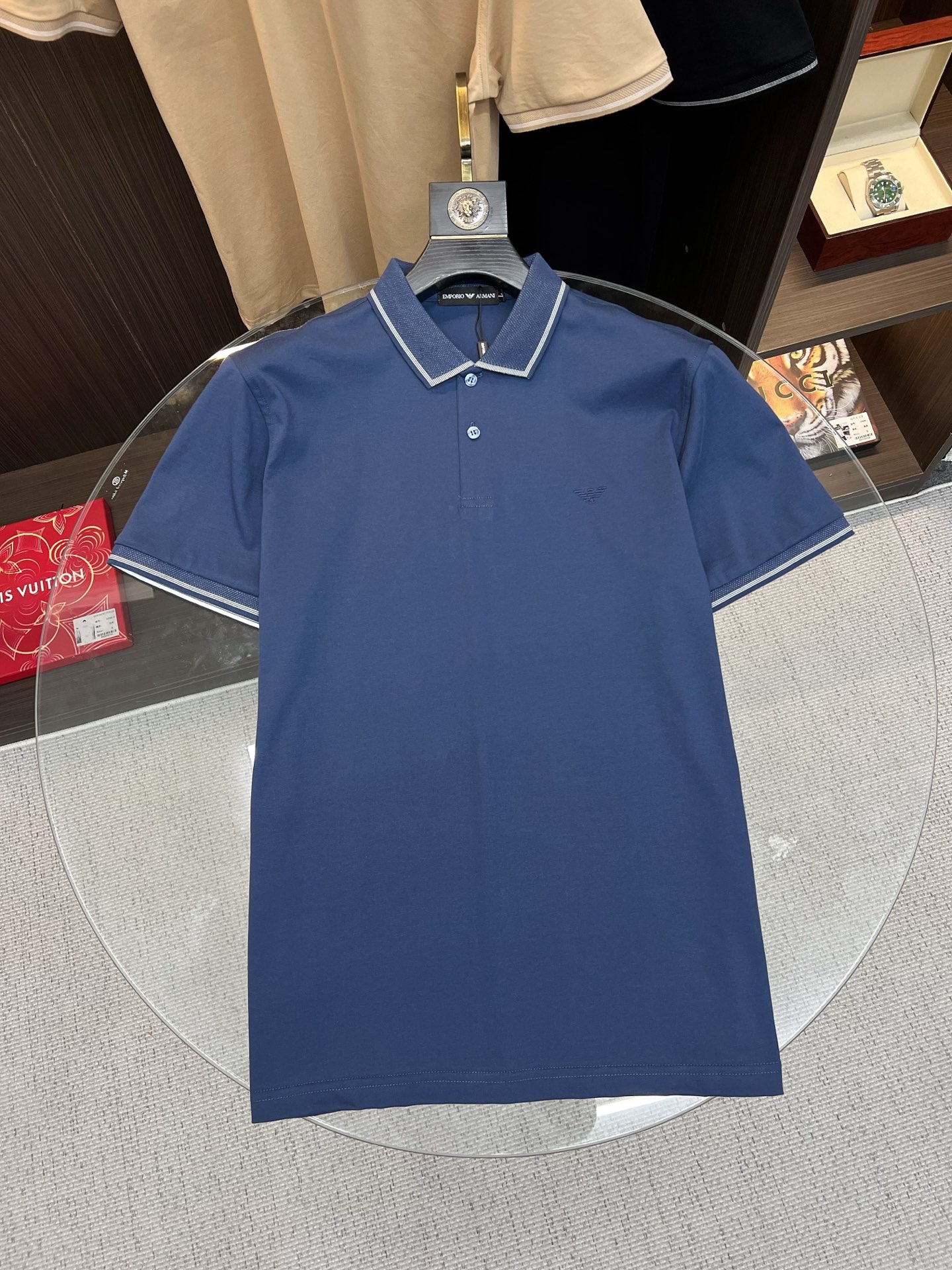 NO:758574,Armani Armani 2026  The new summer men's lapel polo shirt unlocks Italian elegance. The neckline design is the finishing touch of the entire short sleeve. Simple lines outline a neat shape. The iconic brand logo is presented on the chest with exquisite embroidery technology. It is low-key yet recognizable. Every detail demonstrates the brand's profound heritage and persistent pursuit of the brand. It is made of high-quality fabrics, soft and comfortable, with excellent breathability and delicate touch. Even when worn in the hot summer, you can always stay fresh!  Size M-3XL,,armani,armani,T-shirt,19860909Armani 阿玛尼 2026 夏季新款男士翻领polo衫,解锁意式优雅.领口设计是整件短袖的点睛之笔,简约线条勾勒出利落造型,标志性品牌logo以精致的刺绣工艺呈现于胸前,低调又不失辨识度,每一处细节都彰显着品牌的深厚底蕴与对品牌的执着追求.选用高品质面料,柔软舒适,透气性极佳,触感细腻,即使在炎炎夏日穿着,也能时刻保持清爽！ 码数M-3XL,,armani,armani,T-shirt,,Men's clothing