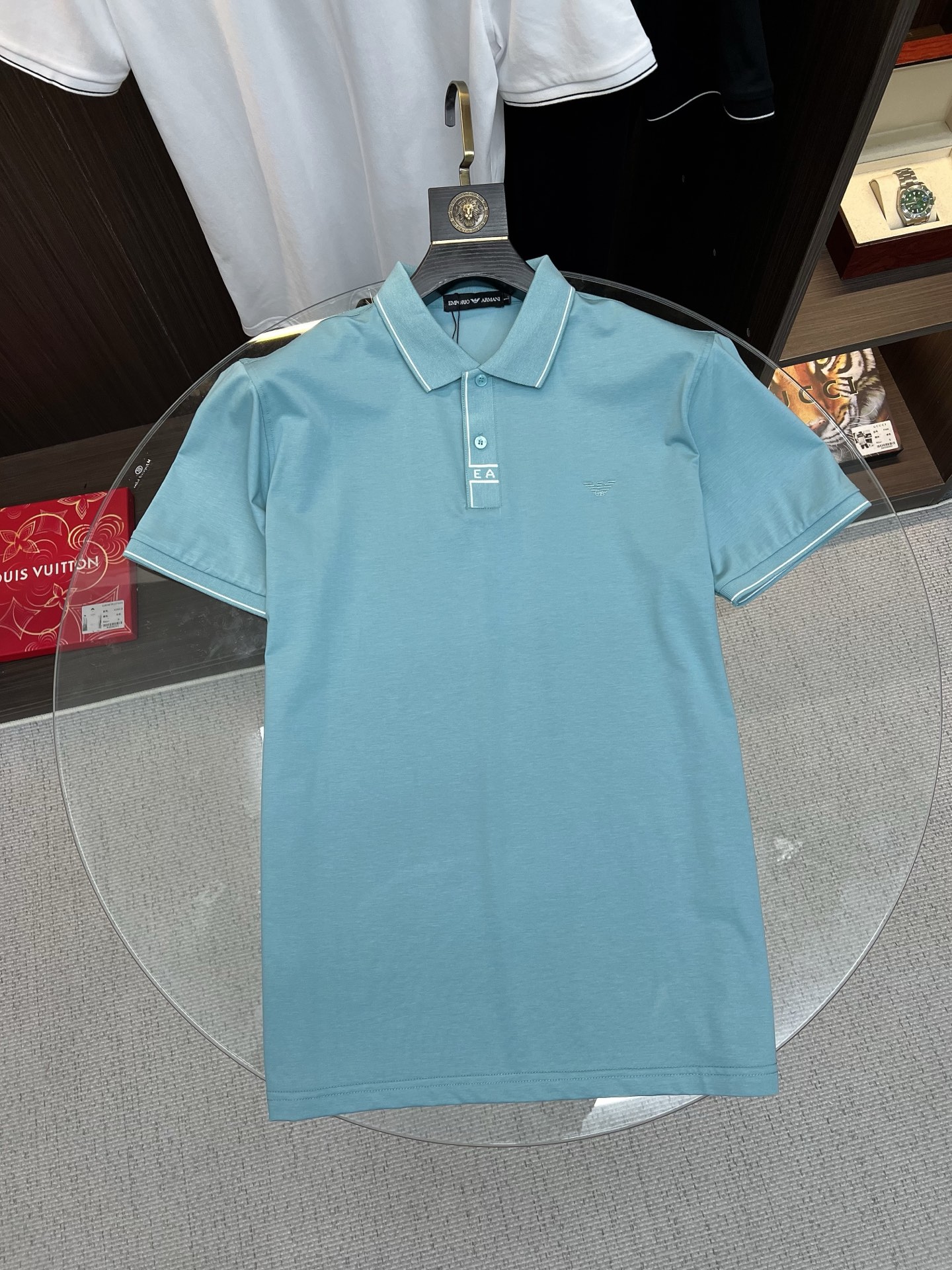 NO:758585,Armani Armani 2026  The new summer men's lapel polo shirt unlocks Italian elegance. The neckline design is the finishing touch of the entire short sleeve. Simple lines outline a neat shape. The iconic brand logo is presented on the chest with exquisite embroidery technology. It is low-key yet recognizable. Every detail demonstrates the brand's profound heritage and persistent pursuit of the brand. It is made of high-quality fabrics, soft and comfortable, with excellent breathability and delicate touch. Even when worn in the hot summer, you can always stay fresh!  Size M-3XL,,armani,armani,T-shirt,19860909Armani 阿玛尼 2026 夏季新款男士翻领polo衫,解锁意式优雅.领口设计是整件短袖的点睛之笔,简约线条勾勒出利落造型,标志性品牌logo以精致的刺绣工艺呈现于胸前,低调又不失辨识度,每一处细节都彰显着品牌的深厚底蕴与对品牌的执着追求.选用高品质面料,柔软舒适,透气性极佳,触感细腻,即使在炎炎夏日穿着,也能时刻保持清爽！ 码数M-3XL,,armani,armani,T-shirt,,Men's clothing