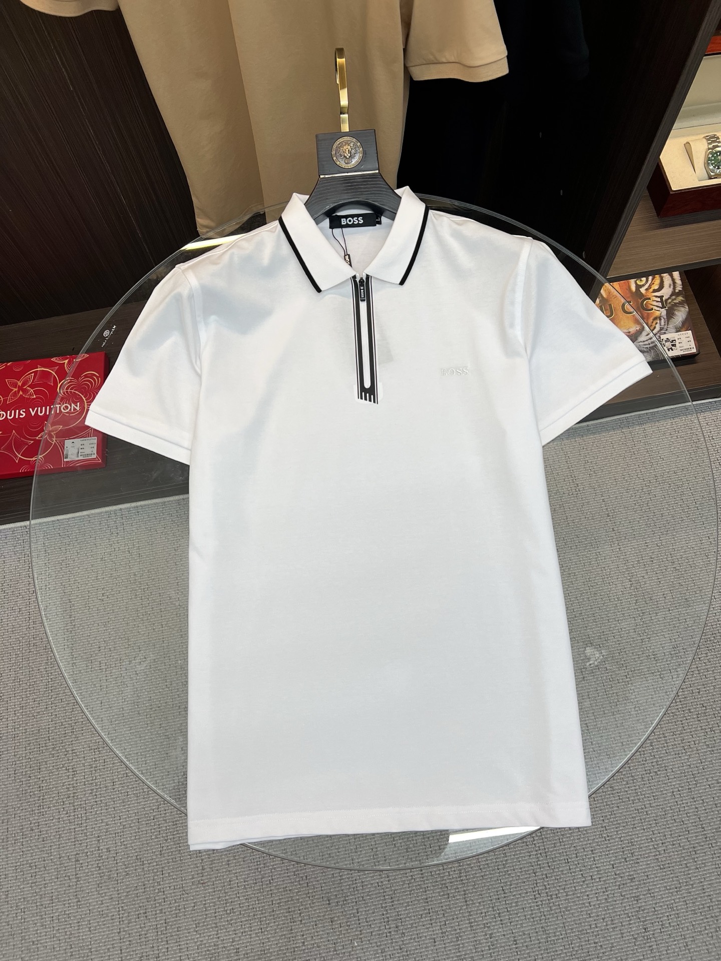 NO:745330,BOSS 2026  The new summer men's lapel polo shirt unlocks Italian elegance. The neckline design is the finishing touch of the entire short sleeve. Simple lines outline a neat shape. The iconic brand logo is presented on the chest with exquisite embroidery technology. It is low-key yet recognizable. Every detail demonstrates the brand's profound heritage and persistent pursuit of the brand. It is made of high-quality fabrics, soft and comfortable, with excellent breathability and delicate touch. Even when worn in the hot summer, you can always stay fresh!  Size M-3XL,,T-shirt,19860909BOSS 2026 夏季新款男士翻领polo衫,解锁意式优雅.领口设计是整件短袖的点睛之笔,简约线条勾勒出利落造型,标志性品牌logo以精致的刺绣工艺呈现于胸前,低调又不失辨识度,每一处细节都彰显着品牌的深厚底蕴与对品牌的执着追求.选用高品质面料,柔软舒适,透气性极佳,触感细腻,即使在炎炎夏日穿着,也能时刻保持清爽！ 码数M-3XL,,T-shirt,,Men's clothing