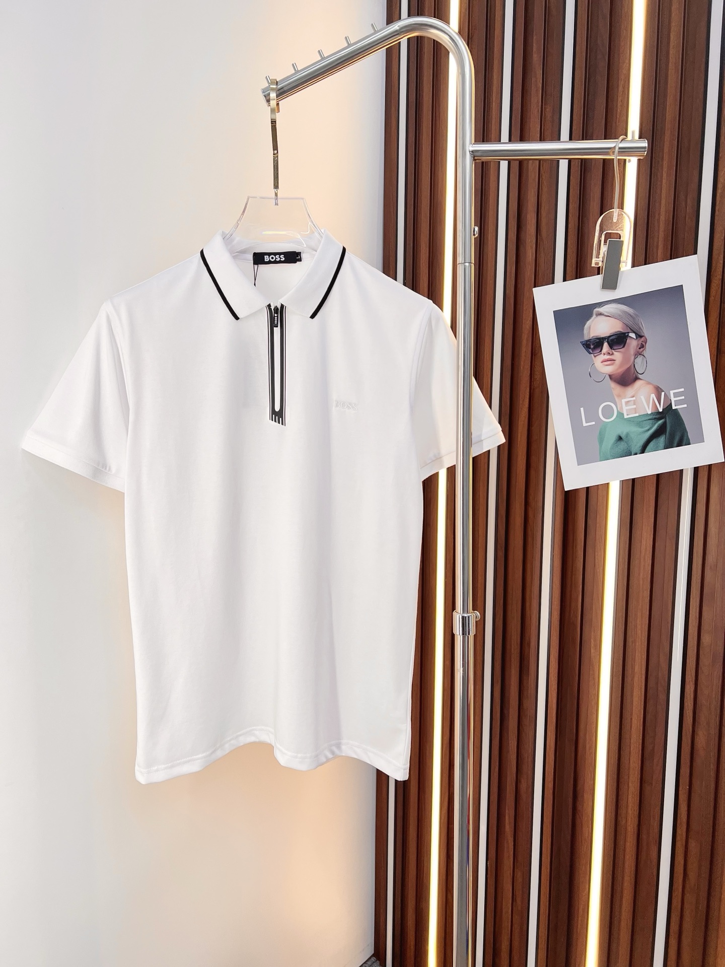 NO:774618,BOSS 2026  The new summer men's lapel polo shirt unlocks Italian elegance. The neckline design is the finishing touch of the entire short sleeve. Simple lines outline a neat shape. The iconic brand logo is presented on the chest with exquisite embroidery technology. It is low-key yet recognizable. Every detail demonstrates the brand's profound heritage and persistent pursuit of the brand. It is made of high-quality fabrics, soft and comfortable, with excellent breathability and delicate touch. Even when worn in the hot summer, you can always stay fresh!  Size L-3XL,,T-shirt,19860909BOSS 2026 夏季新款男士翻领polo衫,解锁意式优雅.领口设计是整件短袖的点睛之笔,简约线条勾勒出利落造型,标志性品牌logo以精致的刺绣工艺呈现于胸前,低调又不失辨识度,每一处细节都彰显着品牌的深厚底蕴与对品牌的执着追求.选用高品质面料,柔软舒适,透气性极佳,触感细腻,即使在炎炎夏日穿着,也能时刻保持清爽！ 码数L-3XL,,T-shirt,,Men's clothing