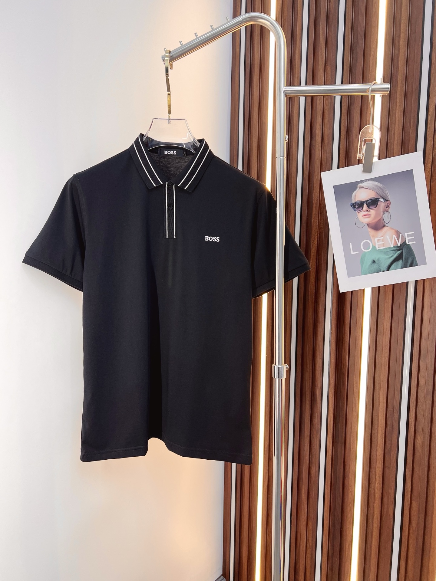 NO:774647,BOSS 2026  The new summer men's lapel polo shirt unlocks Italian elegance. The neckline design is the finishing touch of the entire short sleeve. Simple lines outline a neat shape. The iconic brand logo is presented on the chest with exquisite embroidery technology. It is low-key yet recognizable. Every detail demonstrates the brand's profound heritage and persistent pursuit of the brand. It is made of high-quality fabrics, soft and comfortable, with excellent breathability and delicate touch. Even when worn in the hot summer, you can always stay fresh!  Size M-3XL,,T-shirt,19860909BOSS 2026 夏季新款男士翻领polo衫,解锁意式优雅.领口设计是整件短袖的点睛之笔,简约线条勾勒出利落造型,标志性品牌logo以精致的刺绣工艺呈现于胸前,低调又不失辨识度,每一处细节都彰显着品牌的深厚底蕴与对品牌的执着追求.选用高品质面料,柔软舒适,透气性极佳,触感细腻,即使在炎炎夏日穿着,也能时刻保持清爽！ 码数M-3XL,,T-shirt,,Men's clothing