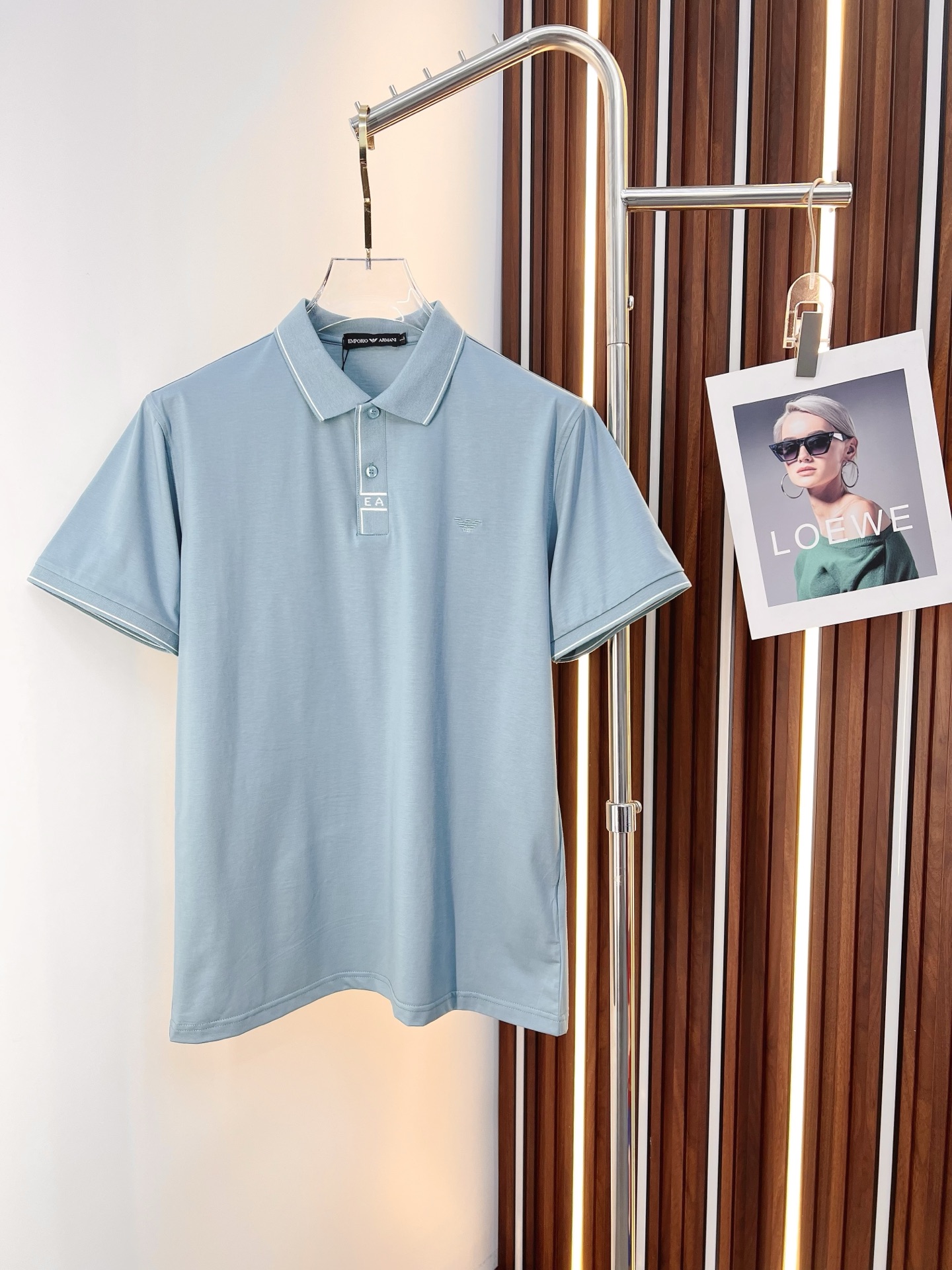 NO:774672,Armani Armani 2026  The new summer men's lapel polo shirt unlocks Italian elegance. The neckline design is the finishing touch of the entire short sleeve. Simple lines outline a neat shape. The iconic brand logo is presented on the chest with exquisite embroidery technology. It is low-key yet recognizable. Every detail demonstrates the brand's profound heritage and persistent pursuit of the brand. It is made of high-quality fabrics, soft and comfortable, with excellent breathability and delicate touch. Even when worn in the hot summer, you can always stay fresh!  Size L-3XL,,armani,armani,T-shirt,19860909Armani 阿玛尼 2026 夏季新款男士翻领polo衫,解锁意式优雅.领口设计是整件短袖的点睛之笔,简约线条勾勒出利落造型,标志性品牌logo以精致的刺绣工艺呈现于胸前,低调又不失辨识度,每一处细节都彰显着品牌的深厚底蕴与对品牌的执着追求.选用高品质面料,柔软舒适,透气性极佳,触感细腻,即使在炎炎夏日穿着,也能时刻保持清爽！ 码数L-3XL,,armani,armani,T-shirt,,Men's clothing
