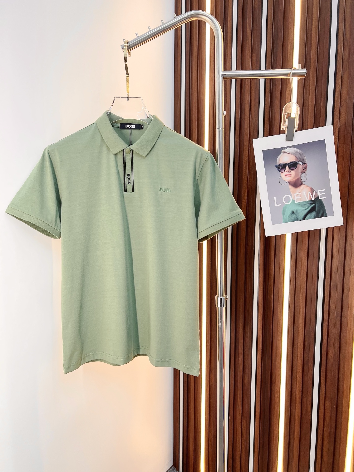 NO:774608,BOSS 2026  The new summer men's lapel polo shirt unlocks Italian elegance. The neckline design is the finishing touch of the entire short sleeve. Simple lines outline a neat shape. The iconic brand logo is presented on the chest with exquisite embroidery technology. It is low-key yet recognizable. Every detail demonstrates the brand's profound heritage and persistent pursuit of the brand. It is made of high-quality fabrics, soft and comfortable, with excellent breathability and delicate touch. Even when worn in the hot summer, you can always stay fresh!  Size L-3XL,,T-shirt,19860909BOSS 2026 夏季新款男士翻领polo衫,解锁意式优雅.领口设计是整件短袖的点睛之笔,简约线条勾勒出利落造型,标志性品牌logo以精致的刺绣工艺呈现于胸前,低调又不失辨识度,每一处细节都彰显着品牌的深厚底蕴与对品牌的执着追求.选用高品质面料,柔软舒适,透气性极佳,触感细腻,即使在炎炎夏日穿着,也能时刻保持清爽！ 码数L-3XL,,T-shirt,,Men's clothing