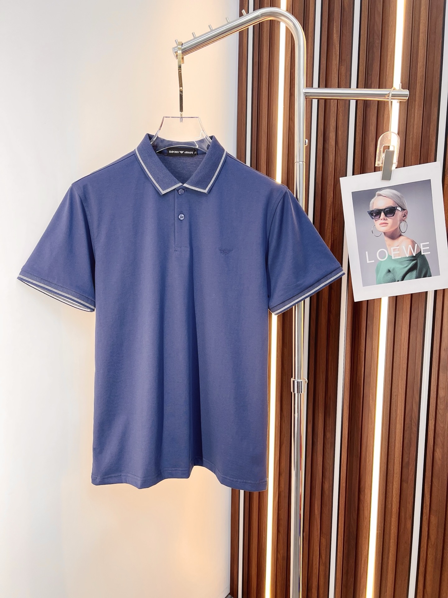 NO:774657,Armani Armani 2026  The new summer men's lapel polo shirt unlocks Italian elegance. The neckline design is the finishing touch of the entire short sleeve. Simple lines outline a neat shape. The iconic brand logo is presented on the chest with exquisite embroidery technology. It is low-key yet recognizable. Every detail demonstrates the brand's profound heritage and persistent pursuit of the brand. It is made of high-quality fabrics, soft and comfortable, with excellent breathability and delicate touch. Even when worn in the hot summer, you can always stay fresh!  Size L-3XL,,armani,armani,T-shirt,19860909Armani 阿玛尼 2026 夏季新款男士翻领polo衫,解锁意式优雅.领口设计是整件短袖的点睛之笔,简约线条勾勒出利落造型,标志性品牌logo以精致的刺绣工艺呈现于胸前,低调又不失辨识度,每一处细节都彰显着品牌的深厚底蕴与对品牌的执着追求.选用高品质面料,柔软舒适,透气性极佳,触感细腻,即使在炎炎夏日穿着,也能时刻保持清爽！ 码数L-3XL,,armani,armani,T-shirt,,Men's clothing