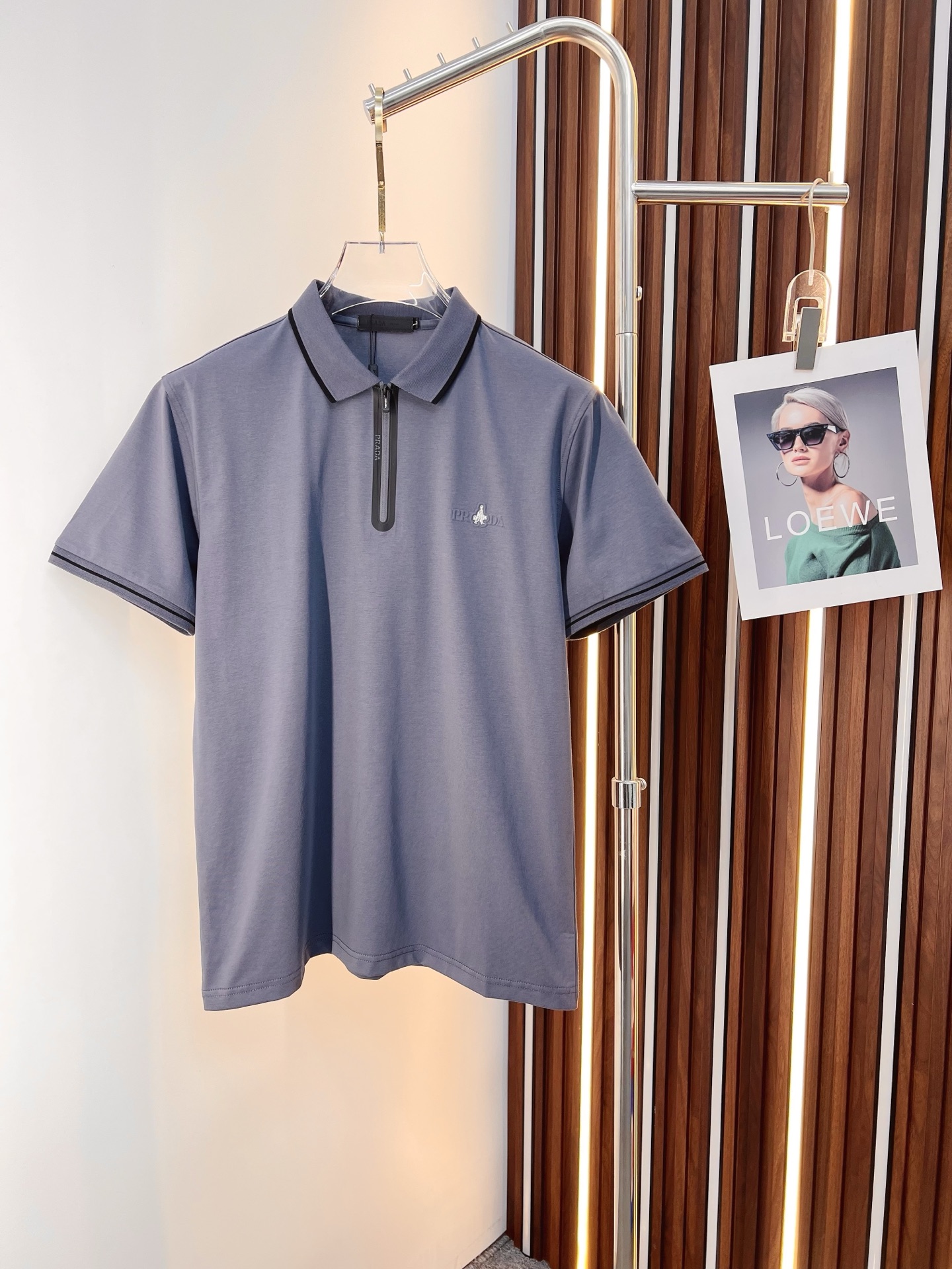 NO:774676,PRADA Prada 2026  The new summer men's lapel polo shirt unlocks Italian elegance. The neckline design is the finishing touch of the entire short sleeve. Simple lines outline a neat shape. The iconic brand logo is presented on the chest with exquisite embroidery technology. It is low-key yet recognizable. Every detail demonstrates the brand's profound heritage and persistent pursuit of the brand. It is made of high-quality fabrics, soft and comfortable, with excellent breathability and delicate touch. Even when worn in the hot summer, you can always stay fresh!  Size L-3XL,,prada,prada,T-shirt,19860909PRADA 普拉达 2026 夏季新款男士翻领polo衫,解锁意式优雅.领口设计是整件短袖的点睛之笔,简约线条勾勒出利落造型,标志性品牌logo以精致的刺绣工艺呈现于胸前,低调又不失辨识度,每一处细节都彰显着品牌的深厚底蕴与对品牌的执着追求.选用高品质面料,柔软舒适,透气性极佳,触感细腻,即使在炎炎夏日穿着,也能时刻保持清爽！ 码数L-3XL,,prada,prada,T-shirt,,Men's clothing