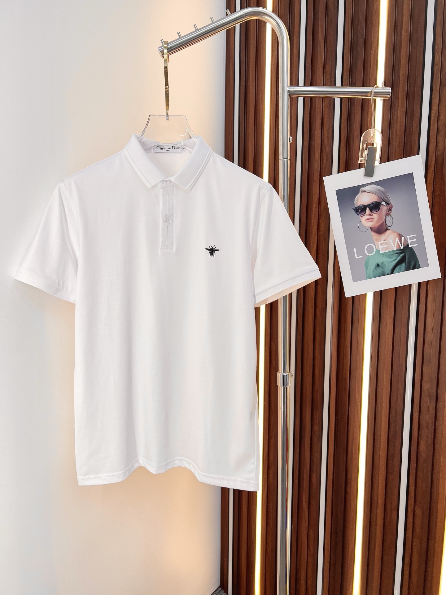 NO:774667,Dior Dior 2026  The new summer men's lapel polo shirt unlocks Italian elegance. The neckline design is the finishing touch of the entire short sleeve. Simple lines outline a neat shape. The iconic brand logo is presented on the chest with exquisite embroidery technology. It is low-key yet recognizable. Every detail demonstrates the brand's profound heritage and persistent pursuit of the brand. It is made of high-quality fabrics, soft and comfortable, with excellent breathability and delicate touch. Even when worn in the hot summer, you can always stay fresh!  Size L-3XL,,dior,dior,T-shirt,19860909Dior 迪奥 2026 夏季新款男士翻领polo衫,解锁意式优雅.领口设计是整件短袖的点睛之笔,简约线条勾勒出利落造型,标志性品牌logo以精致的刺绣工艺呈现于胸前,低调又不失辨识度,每一处细节都彰显着品牌的深厚底蕴与对品牌的执着追求.选用高品质面料,柔软舒适,透气性极佳,触感细腻,即使在炎炎夏日穿着,也能时刻保持清爽！ 码数L-3XL,,dior,dior,T-shirt,,Men's clothing