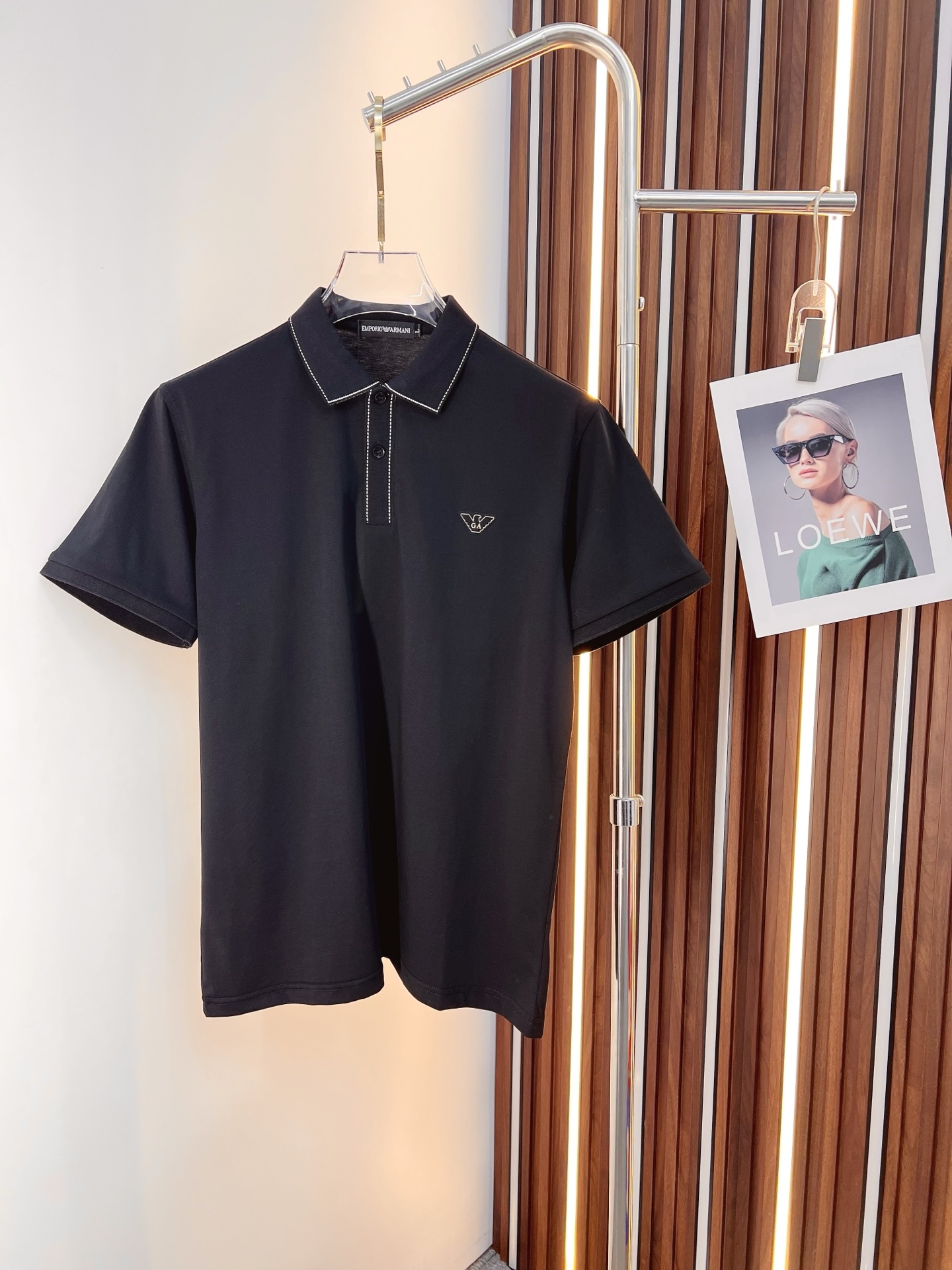 NO:930446,Armani Armani 2026  The new summer men's lapel polo shirt unlocks Italian elegance. The neckline design is the finishing touch of the entire short sleeves. Simple lines outline a neat shape. The iconic brand logo is presented on the chest with exquisite embroidery technology. It is low-key yet recognizable. Every detail demonstrates the brand's profound heritage and persistent pursuit of the brand. It is made of high-quality fabrics, soft and comfortable, with excellent breathability and delicate touch. Even when worn in the hot summer, you can always stay fresh!  Size L-3XL,,armani,armani,T-shirt,19860909Armani 阿玛尼 2026 夏季新款男士翻领polo衫,解锁意式优雅.领口设计是整件短袖的点睛之笔,简约线条勾勒出利落造型,标志性品牌logo以精致的刺绣工艺呈现于胸前,低调又不失辨识度,每一处细节都彰显着品牌的深厚底蕴与对品牌的执着追求.选用高品质面料,柔软舒适,透气性极佳,触感细腻,即使在炎炎夏日穿着,也能时刻保持清爽！ 码数L-3XL,,armani,armani,T-shirt,,Men's clothing