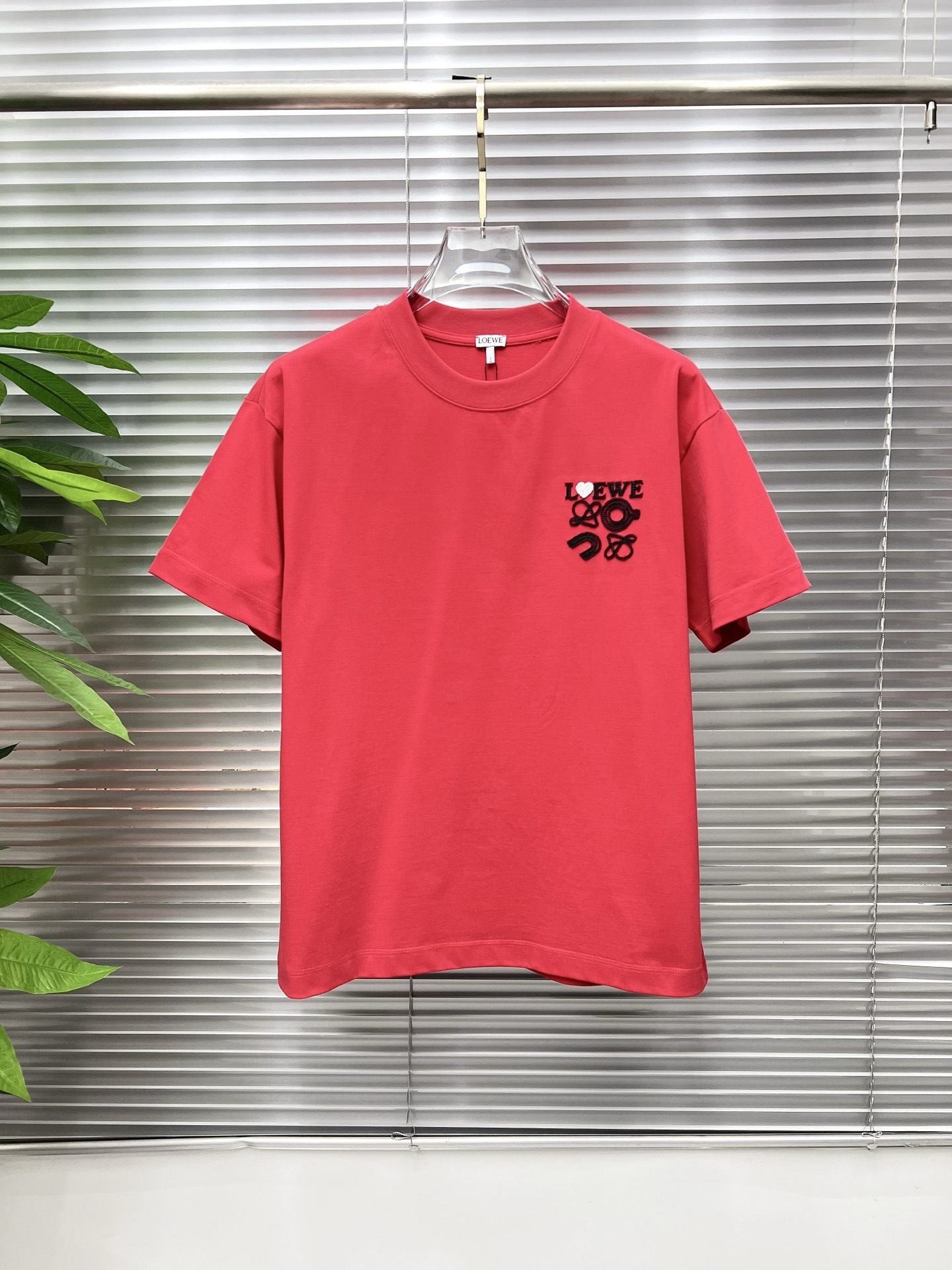 NO:746702,Loewe 2026ss new style, super attractive and stylish, the first in the industry, creating a high-end urban casual sports style, the upper body can carry all styles and combinations, same style for men and women, size S-2XL,,loewe,19860909罗意威 2026ss新款 超级耐看有型 业内首发,打造高端都市休闲运动风格,上身可以承载一切的风格搭配,男女同款 码数S-2XL,,loewe,,Men's clothing