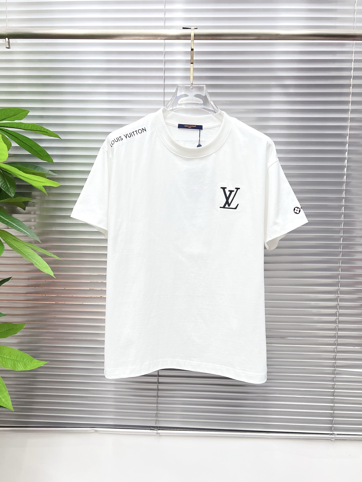 NO:746709,LV 2026ss new style, super attractive and stylish, first in the industry, creating a high-end urban casual sports style, the upper body can carry all styles and combinations, same style for men and women, size S-2XL,, Louis Vuitton,19860909LV 2026ss新款 超级耐看有型 业内首发,打造高端都市休闲运动风格,上身可以承载一切的风格搭配,男女同款 码数S-2XL,,louis vuitton,,Men's clothing