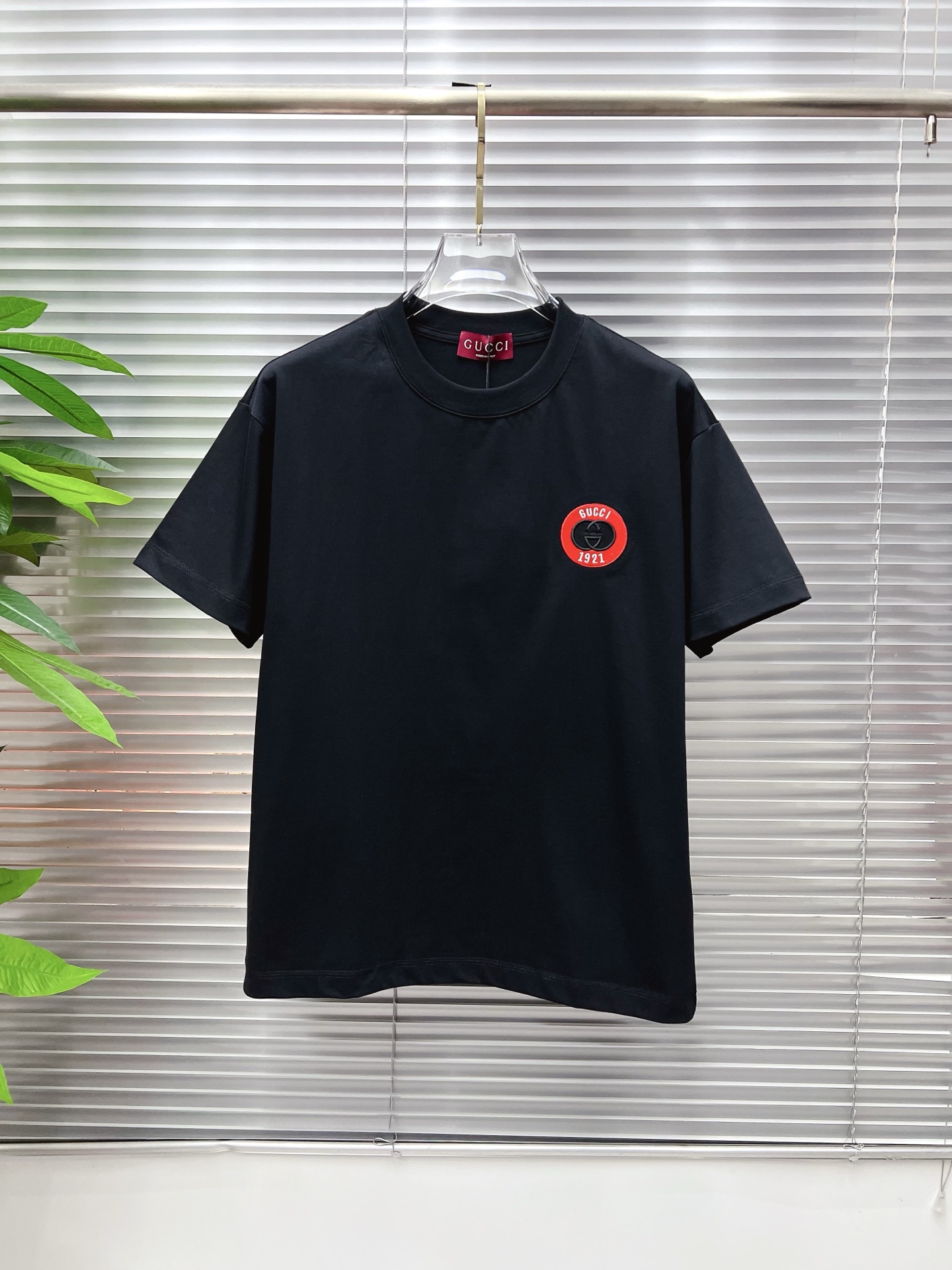 NO:746711,GUCCI Gucci 2026ss new style, super attractive and stylish, first in the industry, creating high-end urban casual sports style, the upper body can carry all styles and combinations, same style for men and women, size S-2XL,, gucci,19860909GUCCI 古奇 2026ss新款 超级耐看有型 业内首发,打造高端都市休闲运动风格,上身可以承载一切的风格搭配,男女同款 码数S-2XL,,gucci,,Men's clothing