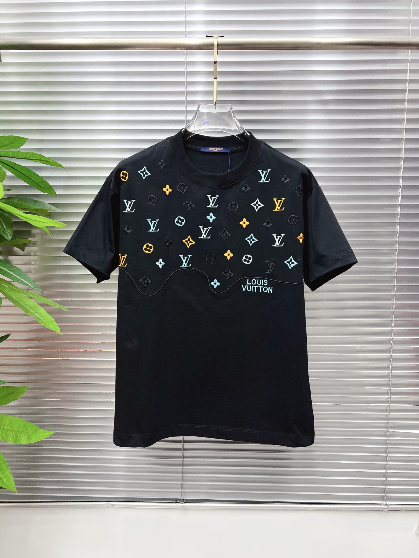 NO:746718,LV 2026ss new style, super attractive and stylish, first in the industry, creating a high-end urban casual sports style, the upper body can carry all styles and combinations, same style for men and women, size S-2XL,, Louis Vuitton,19860909LV 2026ss新款 超级耐看有型 业内首发,打造高端都市休闲运动风格,上身可以承载一切的风格搭配,男女同款 码数S-2XL,,louis vuitton,,Men's clothing