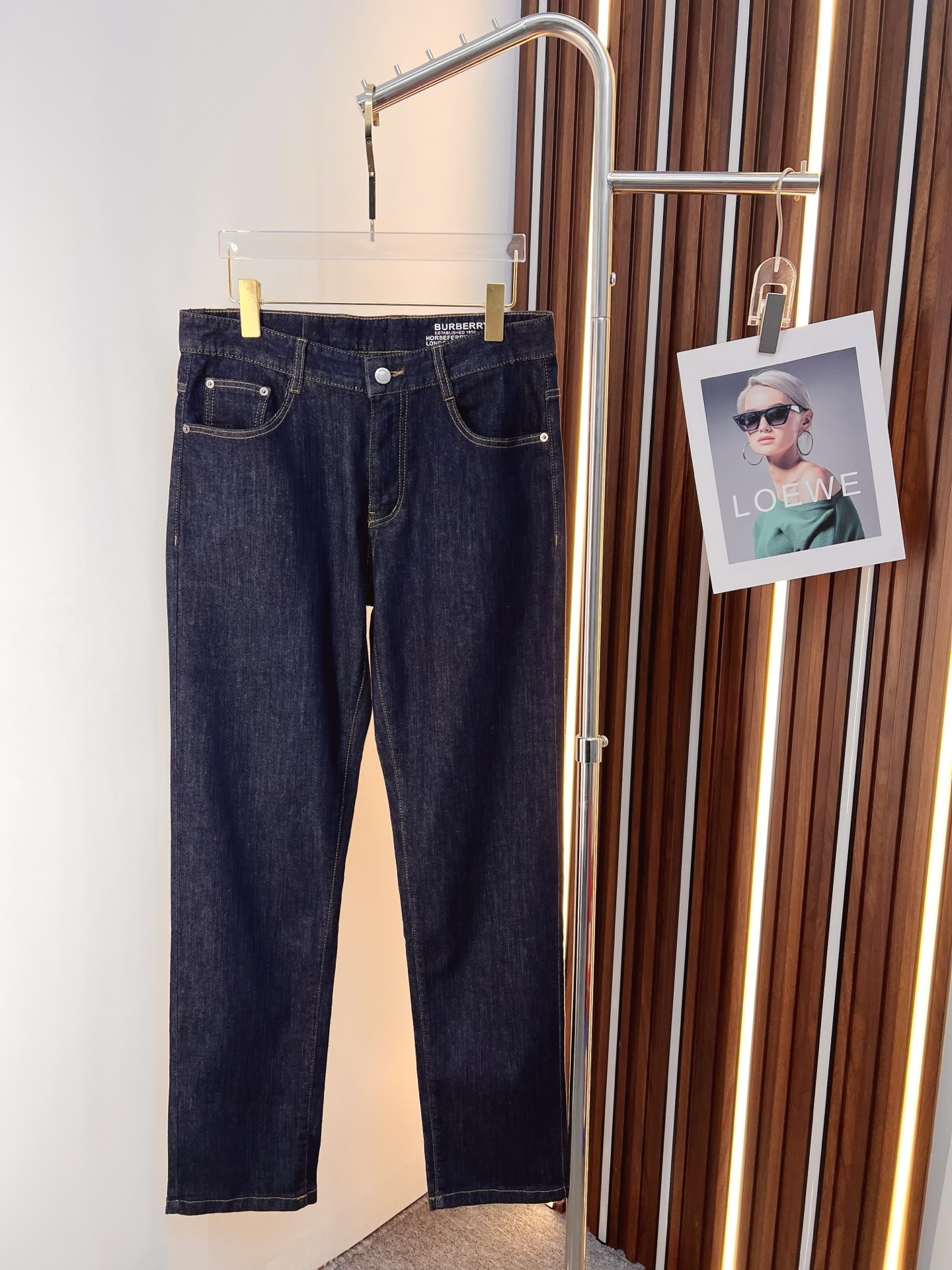 NO:758607,Burberry men's jeans, official album and poster style!  High-grade imported denim raw-color fabrics are supplied to customers. The pure 13oz ounce fabrics from Okayama, Japan are specially selected. Heavy-duty environmentally friendly plant enzyme washing process is used. The texture has a light retro color, which is quite beautiful. It is very suitable for autumn and winter colors. The fabric is soft and delicate after washing, but has strong bones and a slight elasticity, providing an excellent comfortable experience. There is no damage from any technological elements throughout the body, retaining the purest tannin color!  The details throughout the body are perfect, exquisite and sophisticated. The latest leather label on the waist highlights the brand's characteristics. The hardware accessories, leather label and wiring all reflect the craftsmanship!  The silhouette is perfectly tailored and has excellent butt lift and slimming effect. It can be easily matched with any top in the wardrobe. It has wide compatibility and is suitable for various daily wear. The upper body is full of style. It is a must-have trousers for those who are obsessed with quality control and 1V!  Size 29-40 No 35 37,,burberry,burberry,jeans,19860909Burberry 巴宝莉 男士牛仔裤,官宣画册海报穿搭款！ 客供高级进口的丹宁原色面料,特选日本冈山纯正13oz 盎司布料,重磅环保植物酵素水洗工艺,肌理有着淡淡的复古色彩,相当漂亮,极符合秋冬的配色,面料经过水洗后柔软细腻,但筋骨感极强,且略带弹力,提供了绝佳的舒适体验,通身无任何工艺元素破坏,保留了最纯粹的丹宁本色！通身细节完美如斯,精湛且考究,最新的腰部皮标彰显了品牌特质,五金配件、皮标、走线无不体现出匠心工艺！版型剪裁完美,提臀修身效果绝佳,可轻松横扫衣橱任何的上装搭配,兼容性广泛,满足于日常各种穿搭,上身型款十足,于品质控及1V迷控者必入型裤装！ 尺码29-40 无35 37,,burberry,burberry,jeans,,Men's clothing