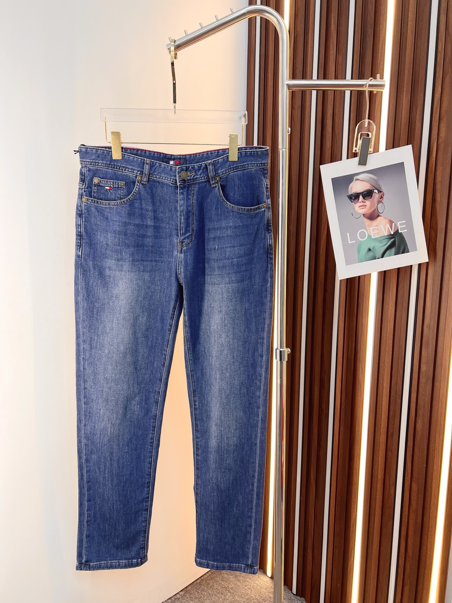 NO:758547,TOMMY Tommy men's jeans, official album and poster wear style!  High-grade imported denim raw-color fabrics are supplied to customers. The pure 13oz ounce fabrics from Okayama, Japan are specially selected. Heavy-duty environmentally friendly plant enzyme washing process is used. The texture has a light retro color, which is quite beautiful. It is very suitable for autumn and winter colors. The fabric is soft and delicate after washing, but has strong bones and a slight elasticity, providing an excellent comfortable experience. There is no damage from any technological elements throughout the body, retaining the purest tannin color!  The details throughout the body are perfect, exquisite and sophisticated. The latest leather label on the waist highlights the brand's characteristics. The hardware accessories, leather label and wiring all reflect the craftsmanship!  The silhouette is perfectly tailored and has excellent butt lift and slimming effect. It can be easily matched with any top in the wardrobe. It has wide compatibility and is suitable for various daily wear. The upper body is full of style. It is a must-have trousers for those who are obsessed with quality control and 1V!  Size 29-40 No 35 37,,tom ford,jeans,19860909TOMMY 汤米 男士牛仔裤,官宣画册海报穿搭款！ 客供高级进口的丹宁原色面料,特选日本冈山纯正13oz 盎司布料,重磅环保植物酵素水洗工艺,肌理有着淡淡的复古色彩,相当漂亮,极符合秋冬的配色,面料经过水洗后柔软细腻,但筋骨感极强,且略带弹力,提供了绝佳的舒适体验,通身无任何工艺元素破坏,保留了最纯粹的丹宁本色！通身细节完美如斯,精湛且考究,最新的腰部皮标彰显了品牌特质,五金配件、皮标、走线无不体现出匠心工艺！版型剪裁完美,提臀修身效果绝佳,可轻松横扫衣橱任何的上装搭配,兼容性广泛,满足于日常各种穿搭,上身型款十足,于品质控及1V迷控者必入型裤装！ 尺码29-40 无35 37,,tom ford,jeans,,Men's clothing