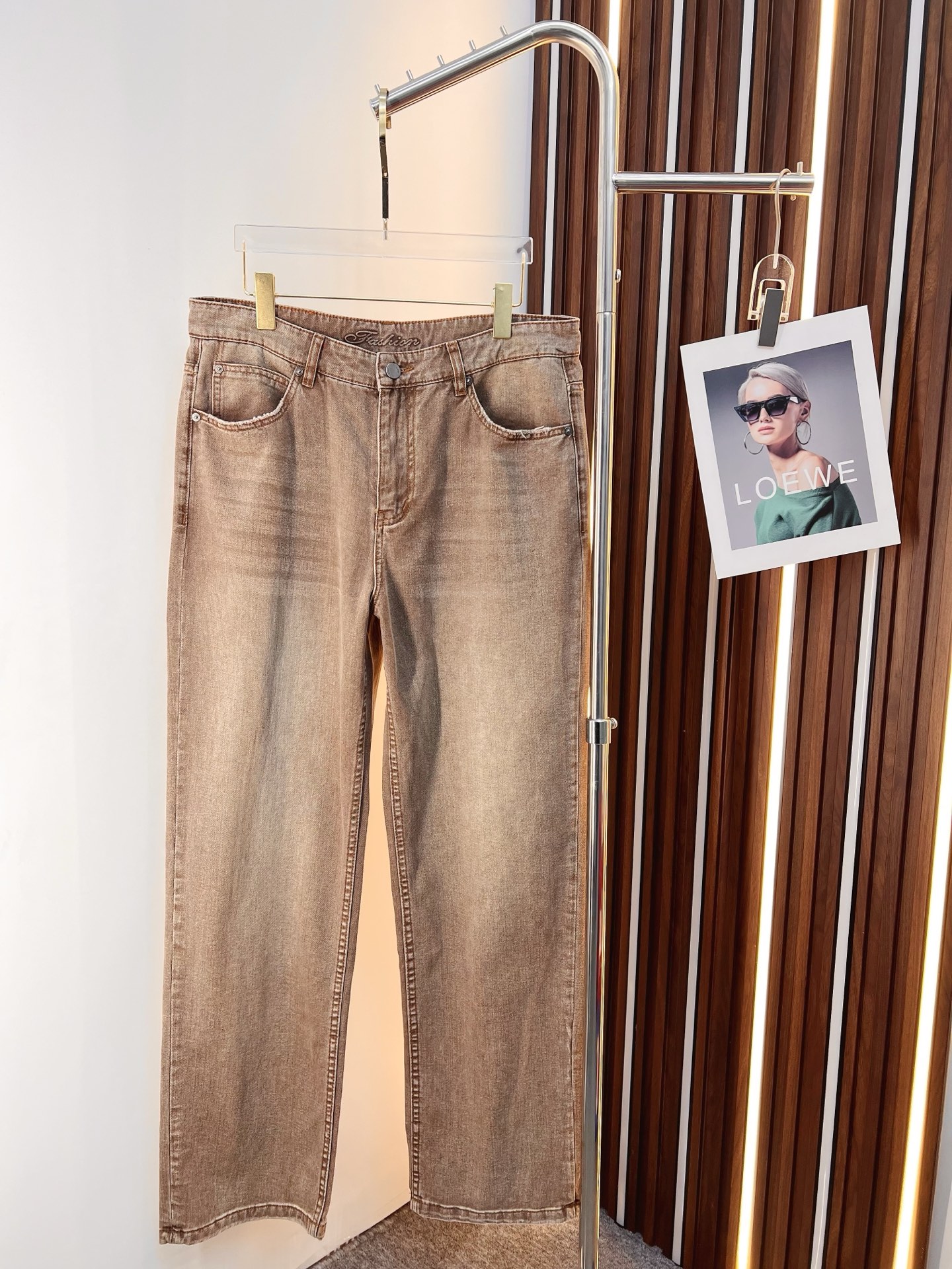 NO:758556,BV men's jeans, official album and poster style!  High-grade imported denim raw-color fabrics are supplied to customers. The pure 13oz ounce fabrics from Okayama, Japan are specially selected. Heavy-duty environmentally friendly plant enzyme washing process is used. The texture has a light retro color, which is quite beautiful. It is very suitable for autumn and winter colors. The fabric is soft and delicate after washing, but has strong bones and a slight elasticity, providing an excellent comfortable experience. There is no damage from any technological elements throughout the body, retaining the purest tannin color!  The details throughout the body are perfect, exquisite and sophisticated. The latest leather label on the waist highlights the brand's characteristics. The hardware accessories, leather label and wiring all reflect the craftsmanship!  The silhouette is perfectly tailored and has excellent butt lift and slimming effect. It can be easily matched with any top in the wardrobe. It has wide compatibility and is suitable for various daily wear. The upper body is full of style. It is a must-have trousers for those who are obsessed with quality control and 1V!  Size 29-40 No 35 37,,bottega veneta,jeans,19860909BV 男士牛仔裤,官宣画册海报穿搭款！ 客供高级进口的丹宁原色面料,特选日本冈山纯正13oz 盎司布料,重磅环保植物酵素水洗工艺,肌理有着淡淡的复古色彩,相当漂亮,极符合秋冬的配色,面料经过水洗后柔软细腻,但筋骨感极强,且略带弹力,提供了绝佳的舒适体验,通身无任何工艺元素破坏,保留了最纯粹的丹宁本色！通身细节完美如斯,精湛且考究,最新的腰部皮标彰显了品牌特质,五金配件、皮标、走线无不体现出匠心工艺！版型剪裁完美,提臀修身效果绝佳,可轻松横扫衣橱任何的上装搭配,兼容性广泛,满足于日常各种穿搭,上身型款十足,于品质控及1V迷控者必入型裤装！ 尺码29-40 无35 37,,bottega veneta,jeans,,Men's clothing