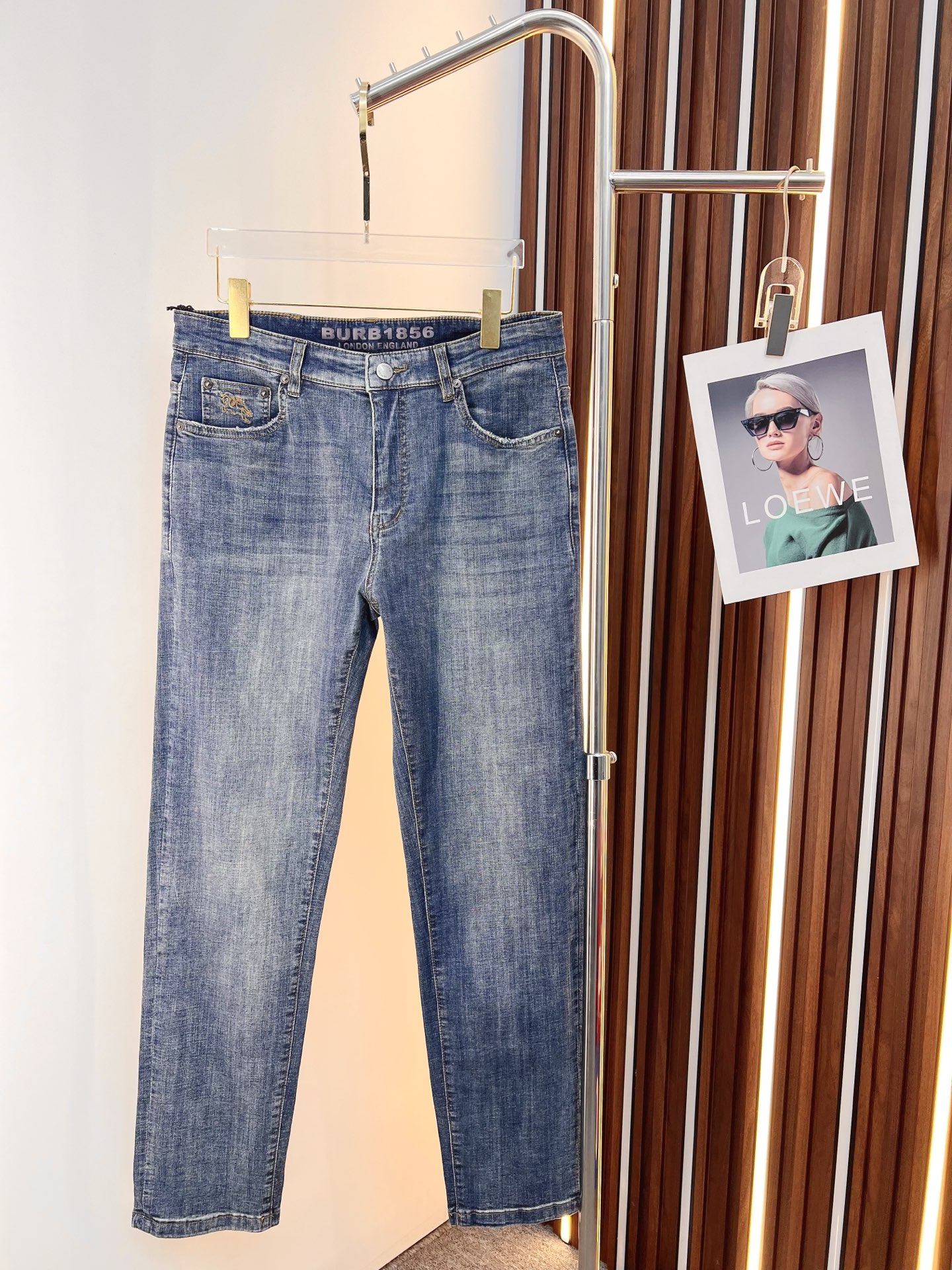 NO:758563,Burberry men's jeans, official album and poster style!  High-grade imported denim raw-color fabrics are supplied to customers. The pure 13oz ounce fabrics from Okayama, Japan are specially selected. Heavy-duty environmentally friendly plant enzyme washing process is used. The texture has a light retro color, which is quite beautiful. It is very suitable for autumn and winter colors. The fabric is soft and delicate after washing, but has strong bones and a slight elasticity, providing an excellent comfortable experience. There is no damage from any technological elements throughout the body, retaining the purest tannin color!  The details throughout the body are perfect, exquisite and sophisticated. The latest leather label on the waist highlights the brand's characteristics. The hardware accessories, leather label and wiring all reflect the craftsmanship!  The silhouette is perfectly tailored and has excellent butt lift and slimming effect. It can be easily matched with any top in the wardrobe. It has wide compatibility and is suitable for various daily wear. The upper body is full of style. It is a must-have trousers for those who are obsessed with quality control and 1V!  Size 29-40 No 35 37,,burberry,burberry,jeans,19860909Burberry 巴宝莉 男士牛仔裤,官宣画册海报穿搭款！ 客供高级进口的丹宁原色面料,特选日本冈山纯正13oz 盎司布料,重磅环保植物酵素水洗工艺,肌理有着淡淡的复古色彩,相当漂亮,极符合秋冬的配色,面料经过水洗后柔软细腻,但筋骨感极强,且略带弹力,提供了绝佳的舒适体验,通身无任何工艺元素破坏,保留了最纯粹的丹宁本色！通身细节完美如斯,精湛且考究,最新的腰部皮标彰显了品牌特质,五金配件、皮标、走线无不体现出匠心工艺！版型剪裁完美,提臀修身效果绝佳,可轻松横扫衣橱任何的上装搭配,兼容性广泛,满足于日常各种穿搭,上身型款十足,于品质控及1V迷控者必入型裤装！ 尺码29-40 无35 37,,burberry,burberry,jeans,,Men's clothing