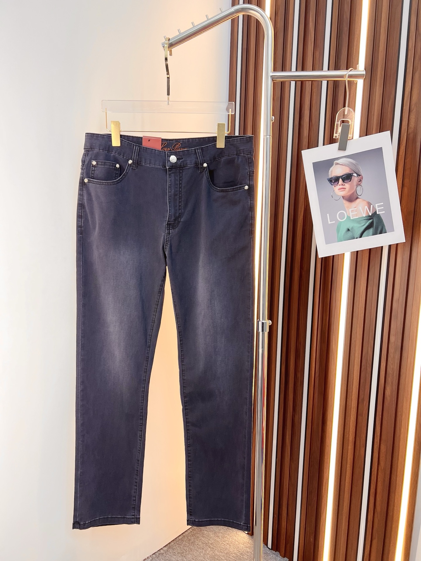 NO:758570,LP men's jeans, official album and poster outfit!  High-grade imported denim raw-color fabrics are supplied to customers. The pure 13oz ounce fabrics from Okayama, Japan are specially selected. Heavy-duty environmentally friendly plant enzyme washing process is used. The texture has a light retro color, which is quite beautiful. It is very suitable for autumn and winter colors. The fabric is soft and delicate after washing, but has strong bones and a slight elasticity, providing an excellent comfortable experience. There is no damage from any technological elements throughout the body, retaining the purest tannin color!  The details throughout the body are perfect, exquisite and sophisticated. The latest leather label on the waist highlights the brand's characteristics. The hardware accessories, leather label and wiring all reflect the craftsmanship!  The silhouette is perfectly tailored and has excellent butt lift and slimming effect. It can be easily matched with any top in the wardrobe. It has wide compatibility and is suitable for various daily wear. The upper body is full of style. It is a must-have trousers for those who are obsessed with quality control and 1V!  Size 29-40 No 35 37,,loro piana,jeans,19860909LP 男士牛仔裤,官宣画册海报穿搭款！ 客供高级进口的丹宁原色面料,特选日本冈山纯正13oz 盎司布料,重磅环保植物酵素水洗工艺,肌理有着淡淡的复古色彩,相当漂亮,极符合秋冬的配色,面料经过水洗后柔软细腻,但筋骨感极强,且略带弹力,提供了绝佳的舒适体验,通身无任何工艺元素破坏,保留了最纯粹的丹宁本色！通身细节完美如斯,精湛且考究,最新的腰部皮标彰显了品牌特质,五金配件、皮标、走线无不体现出匠心工艺！版型剪裁完美,提臀修身效果绝佳,可轻松横扫衣橱任何的上装搭配,兼容性广泛,满足于日常各种穿搭,上身型款十足,于品质控及1V迷控者必入型裤装！ 尺码29-40 无35 37,,loro piana,jeans,,Men's clothing