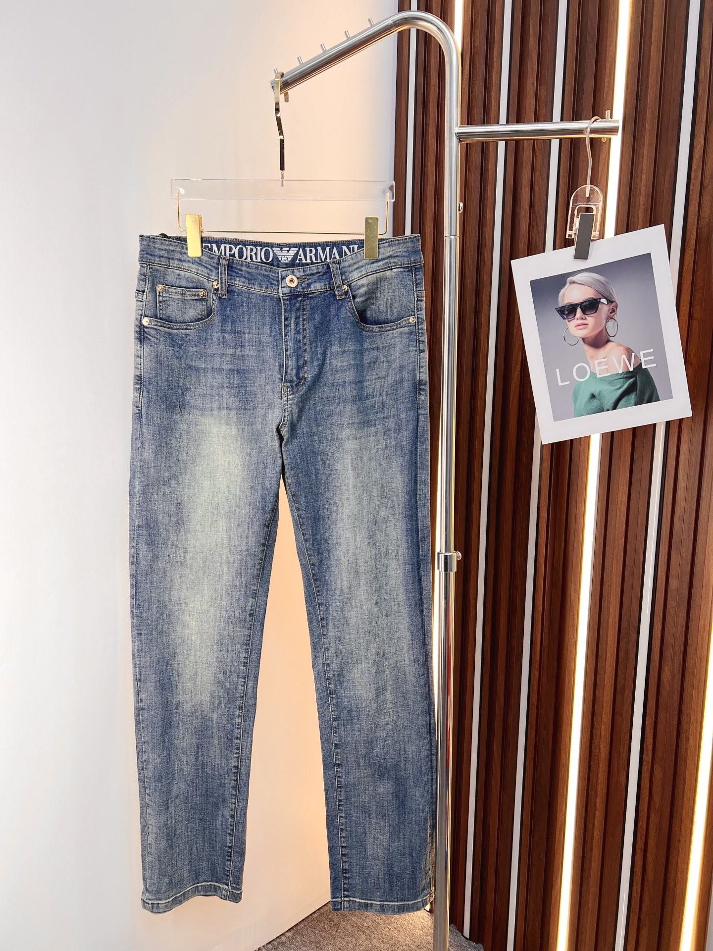NO:758577,Armani Armani men's jeans, official album and poster style!  High-grade imported denim raw-color fabrics are supplied to customers. The pure 13oz ounce fabrics from Okayama, Japan are specially selected. Heavy-duty environmentally friendly plant enzyme washing process is used. The texture has a light retro color, which is quite beautiful. It is very suitable for autumn and winter colors. The fabric is soft and delicate after washing, but has strong bones and a slight elasticity, providing an excellent comfortable experience. There is no damage from any technological elements throughout the body, retaining the purest tannin color!  The details throughout the body are perfect, exquisite and sophisticated. The latest leather label on the waist highlights the brand's characteristics. The hardware accessories, leather label and wiring all reflect the craftsmanship!  The silhouette is perfectly tailored and has excellent butt lift and slimming effect. It can be easily matched with any top in the wardrobe. It has wide compatibility and is suitable for various daily wear. The upper body is full of style. It is a must-have trousers for those who are obsessed with quality control and 1V!  Size 29-40 No 35 37,,armani,armani,jeans,19860909Armani 阿玛尼 男士牛仔裤,官宣画册海报穿搭款！ 客供高级进口的丹宁原色面料,特选日本冈山纯正13oz 盎司布料,重磅环保植物酵素水洗工艺,肌理有着淡淡的复古色彩,相当漂亮,极符合秋冬的配色,面料经过水洗后柔软细腻,但筋骨感极强,且略带弹力,提供了绝佳的舒适体验,通身无任何工艺元素破坏,保留了最纯粹的丹宁本色！通身细节完美如斯,精湛且考究,最新的腰部皮标彰显了品牌特质,五金配件、皮标、走线无不体现出匠心工艺！版型剪裁完美,提臀修身效果绝佳,可轻松横扫衣橱任何的上装搭配,兼容性广泛,满足于日常各种穿搭,上身型款十足,于品质控及1V迷控者必入型裤装！ 尺码29-40 无35 37,,armani,armani,jeans,,Men's clothing