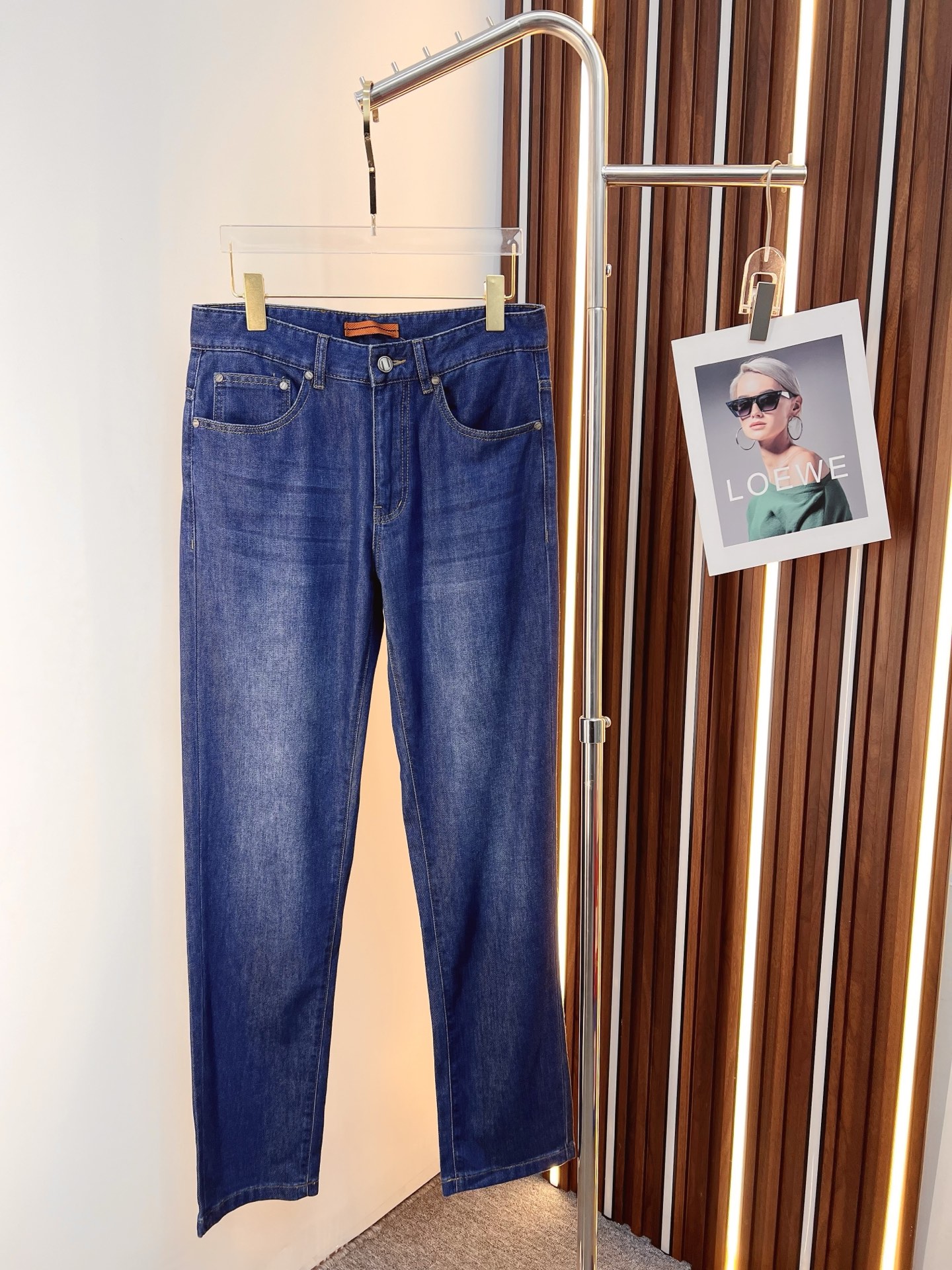 NO:758581,杰尼亚 男士牛仔裤,官宣画册海报穿搭款！  High-grade imported denim raw-color fabrics are supplied to customers. The pure 13oz ounce fabrics from Okayama, Japan are specially selected. Heavy-duty environmentally friendly plant enzyme washing process is used. The texture has a light retro color, which is quite beautiful. It is very suitable for autumn and winter colors. The fabric is soft and delicate after washing, but has strong bones and a slight elasticity, providing an excellent comfortable experience. There is no damage from any technological elements throughout the body, retaining the purest tannin color!  The details throughout the body are perfect, exquisite and sophisticated. The latest leather label on the waist highlights the brand's characteristics. The hardware accessories, leather label and wiring all reflect the craftsmanship!  The silhouette is perfectly tailored and has excellent butt lift and slimming effect. It can be easily matched with any top in the wardrobe. It has wide compatibility and is suitable for various daily wear. The upper body is full of style. It is a must-have trousers for those who are obsessed with quality control and 1V!  Size 29-40 No 35 37,,zegna,jeans,19860909杰尼亚 男士牛仔裤,官宣画册海报穿搭款！ 客供高级进口的丹宁原色面料,特选日本冈山纯正13oz 盎司布料,重磅环保植物酵素水洗工艺,肌理有着淡淡的复古色彩,相当漂亮,极符合秋冬的配色,面料经过水洗后柔软细腻,但筋骨感极强,且略带弹力,提供了绝佳的舒适体验,通身无任何工艺元素破坏,保留了最纯粹的丹宁本色！通身细节完美如斯,精湛且考究,最新的腰部皮标彰显了品牌特质,五金配件、皮标、走线无不体现出匠心工艺！版型剪裁完美,提臀修身效果绝佳,可轻松横扫衣橱任何的上装搭配,兼容性广泛,满足于日常各种穿搭,上身型款十足,于品质控及1V迷控者必入型裤装！ 尺码29-40 无35 37,,zegna,jeans,,Men's clothing