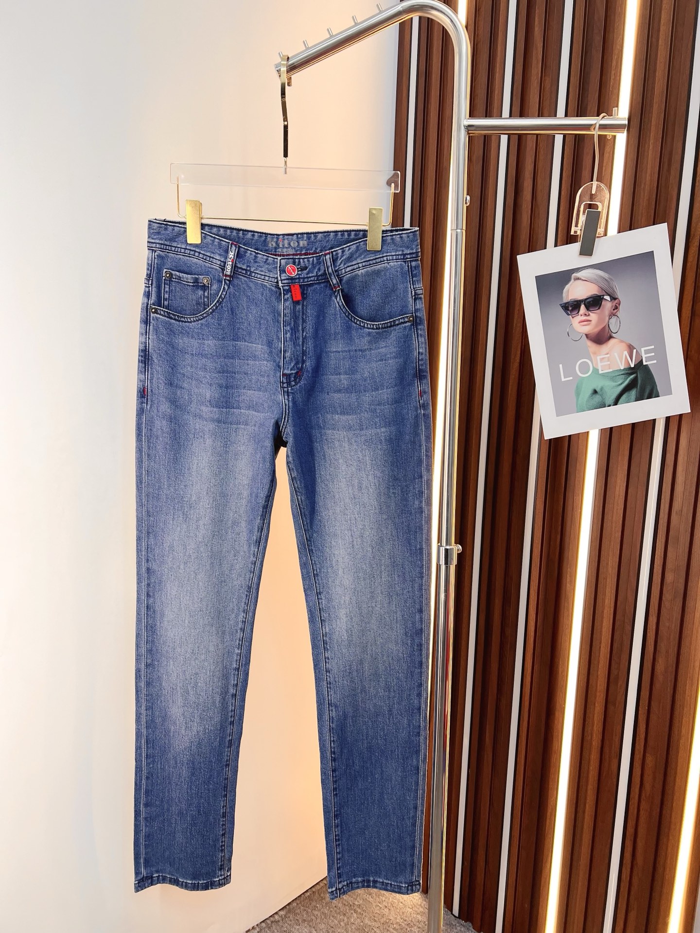 NO:758587,Kiton men's jeans, official album and poster style!  High-grade imported denim raw-color fabrics are supplied to customers. The pure 13oz ounce fabrics from Okayama, Japan are specially selected. Heavy-duty environmentally friendly plant enzyme washing process is used. The texture has a light retro color, which is quite beautiful. It is very suitable for autumn and winter colors. The fabric is soft and delicate after washing, but has strong bones and a slight elasticity, providing an excellent comfortable experience. There is no damage from any technological elements throughout the body, retaining the purest tannin color!  The details throughout the body are perfect, exquisite and sophisticated. The latest leather label on the waist highlights the brand's characteristics. The hardware accessories, leather label and wiring all reflect the craftsmanship!  The silhouette is perfectly tailored and has excellent butt lift and slimming effect. It can be easily matched with any top in the wardrobe. It has wide compatibility and is suitable for various daily wear. The upper body is full of style. It is a must-have trousers for those who are obsessed with quality control and 1V!  Size 29-40 No 35 37,,jeans,19860909Kiton 男士牛仔裤,官宣画册海报穿搭款！ 客供高级进口的丹宁原色面料,特选日本冈山纯正13oz 盎司布料,重磅环保植物酵素水洗工艺,肌理有着淡淡的复古色彩,相当漂亮,极符合秋冬的配色,面料经过水洗后柔软细腻,但筋骨感极强,且略带弹力,提供了绝佳的舒适体验,通身无任何工艺元素破坏,保留了最纯粹的丹宁本色！通身细节完美如斯,精湛且考究,最新的腰部皮标彰显了品牌特质,五金配件、皮标、走线无不体现出匠心工艺！版型剪裁完美,提臀修身效果绝佳,可轻松横扫衣橱任何的上装搭配,兼容性广泛,满足于日常各种穿搭,上身型款十足,于品质控及1V迷控者必入型裤装！ 尺码29-40 无35 37,,jeans,,Men's clothing