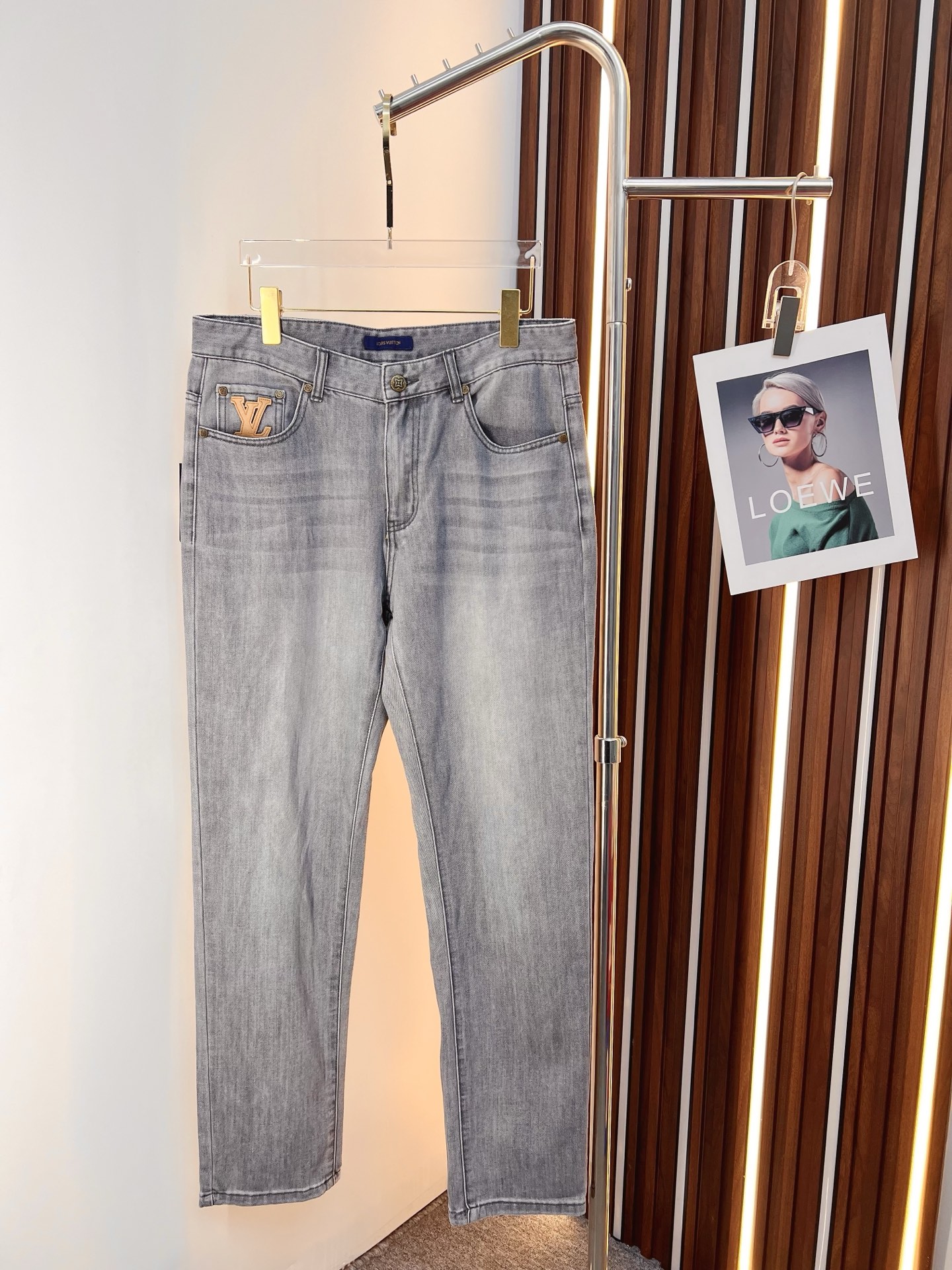NO:758592,LV men's jeans, official album and poster outfit style!  High-grade imported denim raw-color fabrics are supplied to customers. The pure 13oz ounce fabrics from Okayama, Japan are specially selected. Heavy-duty environmentally friendly plant enzyme washing process is used. The texture has a light retro color, which is quite beautiful. It is very suitable for autumn and winter colors. The fabric is soft and delicate after washing, but has strong bones and a slight elasticity, providing an excellent comfortable experience. There is no damage from any technological elements throughout the body, retaining the purest tannin color!  The details throughout the body are perfect, exquisite and sophisticated. The latest leather label on the waist highlights the brand's characteristics. The hardware accessories, leather label and wiring all reflect the craftsmanship!  The silhouette is perfectly tailored and has excellent butt lift and slimming effect. It can be easily matched with any top in the wardrobe. It has wide compatibility and is suitable for various daily wear. The upper body is full of style. It is a must-have trousers for those who are obsessed with quality control and 1V!  Size 29-40 No 35 37,,louis vuitton,jeans,19860909LV 男士牛仔裤,官宣画册海报穿搭款！ 客供高级进口的丹宁原色面料,特选日本冈山纯正13oz 盎司布料,重磅环保植物酵素水洗工艺,肌理有着淡淡的复古色彩,相当漂亮,极符合秋冬的配色,面料经过水洗后柔软细腻,但筋骨感极强,且略带弹力,提供了绝佳的舒适体验,通身无任何工艺元素破坏,保留了最纯粹的丹宁本色！通身细节完美如斯,精湛且考究,最新的腰部皮标彰显了品牌特质,五金配件、皮标、走线无不体现出匠心工艺！版型剪裁完美,提臀修身效果绝佳,可轻松横扫衣橱任何的上装搭配,兼容性广泛,满足于日常各种穿搭,上身型款十足,于品质控及1V迷控者必入型裤装！ 尺码29-40 无35 37,,louis vuitton,jeans,,Men's clothing