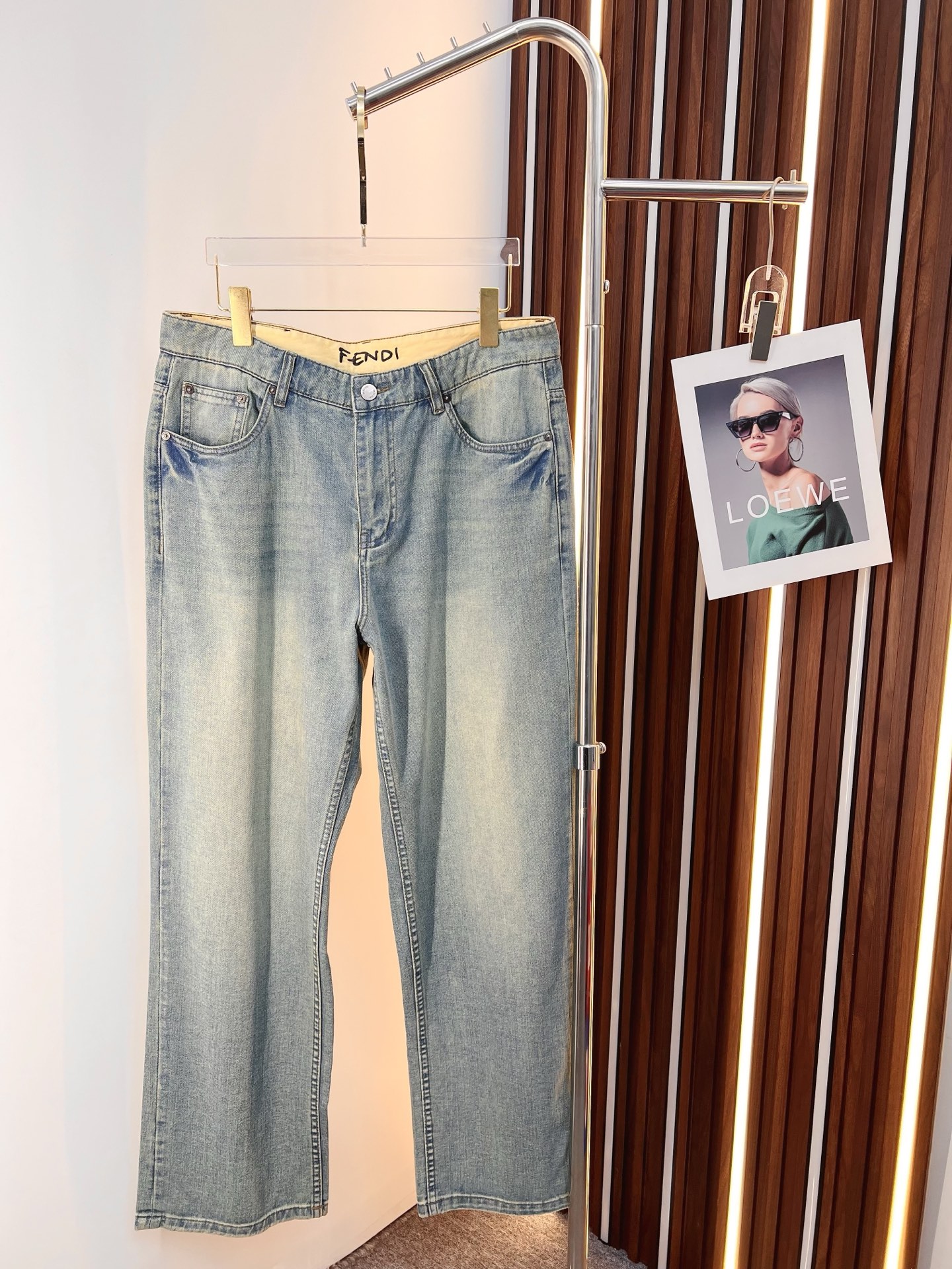 NO:758599,FENDI Fendi men's jeans, official album and poster style!  High-grade imported denim raw-color fabrics are supplied to customers. The pure 13oz ounce fabrics from Okayama, Japan are specially selected. Heavy-duty environmentally friendly plant enzyme washing process is used. The texture has a light retro color, which is quite beautiful. It is very suitable for autumn and winter colors. The fabric is soft and delicate after washing, but has strong bones and a slight elasticity, providing an excellent comfortable experience. There is no damage from any technological elements throughout the body, retaining the purest tannin color!  The details throughout the body are perfect, exquisite and sophisticated. The latest leather label on the waist highlights the brand's characteristics. The hardware accessories, leather label and wiring all reflect the craftsmanship!  The silhouette is perfectly tailored and has excellent butt lift and slimming effect. It can be easily matched with any top in the wardrobe. It has wide compatibility and is suitable for various daily wear. The upper body is full of style. It is a must-have trousers for those who are obsessed with quality control and 1V!  Size 29-40 No 35 37,,fendi,fendi,jeans,19860909FENDI 芬迪 男士牛仔裤,官宣画册海报穿搭款！ 客供高级进口的丹宁原色面料,特选日本冈山纯正13oz 盎司布料,重磅环保植物酵素水洗工艺,肌理有着淡淡的复古色彩,相当漂亮,极符合秋冬的配色,面料经过水洗后柔软细腻,但筋骨感极强,且略带弹力,提供了绝佳的舒适体验,通身无任何工艺元素破坏,保留了最纯粹的丹宁本色！通身细节完美如斯,精湛且考究,最新的腰部皮标彰显了品牌特质,五金配件、皮标、走线无不体现出匠心工艺！版型剪裁完美,提臀修身效果绝佳,可轻松横扫衣橱任何的上装搭配,兼容性广泛,满足于日常各种穿搭,上身型款十足,于品质控及1V迷控者必入型裤装！ 尺码29-40 无35 37,,fendi,fendi,jeans,,Men's clothing
