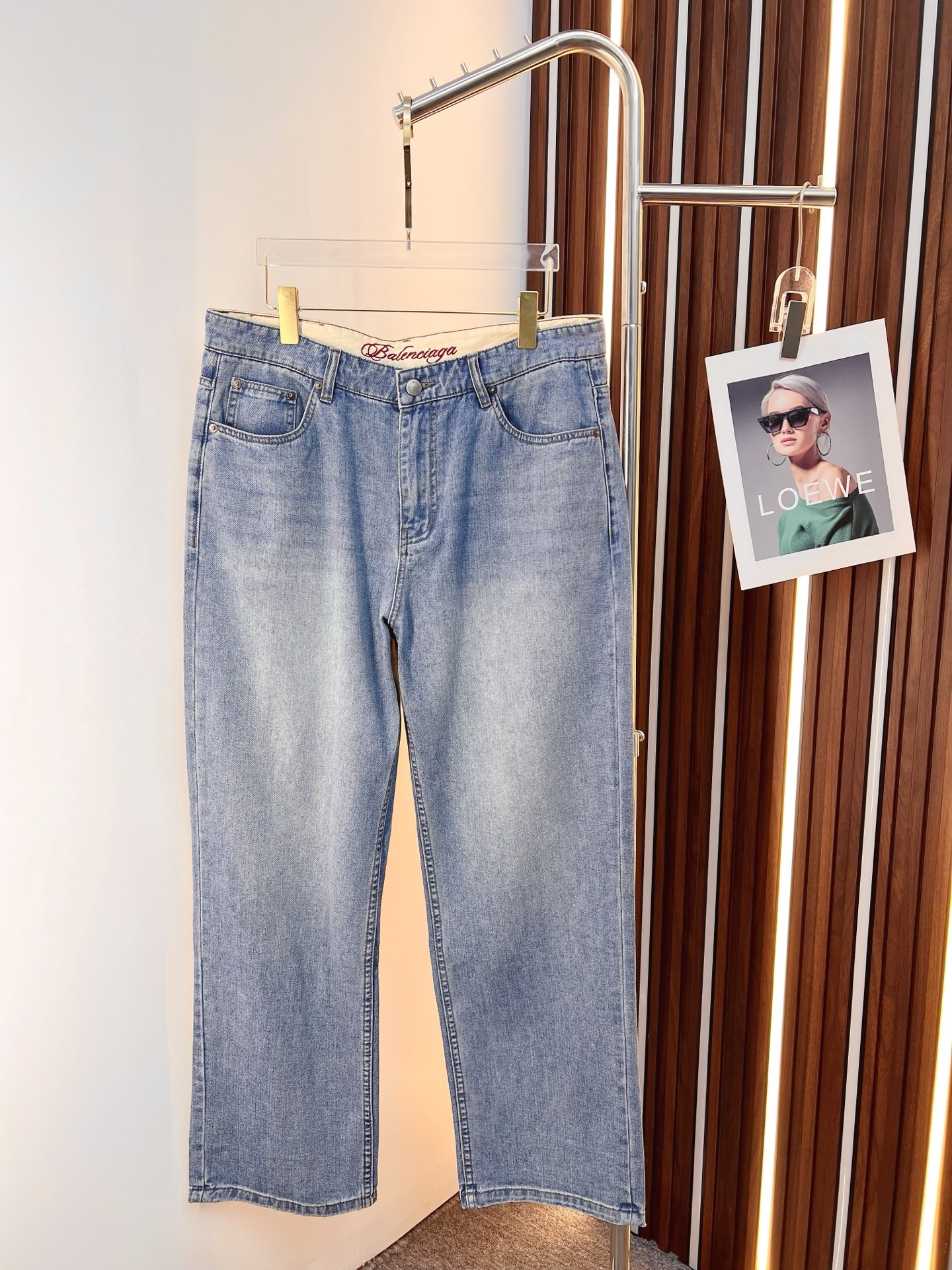 NO:758546,Balenciaga men's jeans, official album and poster style!  High-grade imported denim raw-color fabrics are supplied to customers. The pure 13oz ounce fabrics from Okayama, Japan are specially selected. Heavy-duty environmentally friendly plant enzyme washing process is used. The texture has a light retro color, which is quite beautiful. It is very suitable for autumn and winter colors. The fabric is soft and delicate after washing, but has strong bones and a slight elasticity, providing an excellent comfortable experience. There is no damage from any technological elements throughout the body, retaining the purest tannin color!  The details throughout the body are perfect, exquisite and sophisticated. The latest leather label on the waist highlights the brand's characteristics. The hardware accessories, leather label and wiring all reflect the craftsmanship!  The silhouette is perfectly tailored and has excellent butt lift and slimming effect. It can be easily matched with any top in the wardrobe. It has wide compatibility and is suitable for various daily wear. The upper body is full of style. It is a must-have trousers for those who are obsessed with quality control and 1V!  Size 29-40 No 35 37,,balenciaga,jeans,19860909巴黎世家 男士牛仔裤,官宣画册海报穿搭款！ 客供高级进口的丹宁原色面料,特选日本冈山纯正13oz 盎司布料,重磅环保植物酵素水洗工艺,肌理有着淡淡的复古色彩,相当漂亮,极符合秋冬的配色,面料经过水洗后柔软细腻,但筋骨感极强,且略带弹力,提供了绝佳的舒适体验,通身无任何工艺元素破坏,保留了最纯粹的丹宁本色！通身细节完美如斯,精湛且考究,最新的腰部皮标彰显了品牌特质,五金配件、皮标、走线无不体现出匠心工艺！版型剪裁完美,提臀修身效果绝佳,可轻松横扫衣橱任何的上装搭配,兼容性广泛,满足于日常各种穿搭,上身型款十足,于品质控及1V迷控者必入型裤装！ 尺码29-40 无35 37,,balenciaga,jeans,,Men's clothing