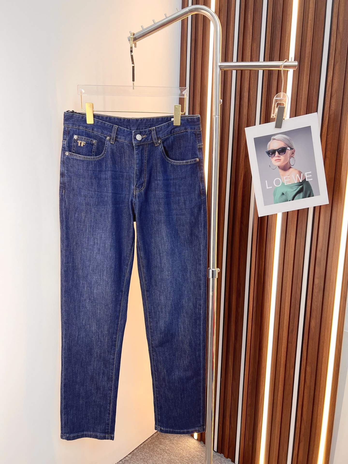 NO:758552,TF men's jeans, official album and poster outfit!  High-grade imported denim raw-color fabrics are supplied to customers. The pure 13oz ounce fabrics from Okayama, Japan are specially selected. Heavy-duty environmentally friendly plant enzyme washing process is used. The texture has a light retro color, which is quite beautiful. It is very suitable for autumn and winter colors. The fabric is soft and delicate after washing, but has strong bones and a slight elasticity, providing an excellent comfortable experience. There is no damage from any technological elements throughout the body, retaining the purest tannin color!  The details throughout the body are perfect, exquisite and sophisticated. The latest leather label on the waist highlights the brand's characteristics. The hardware accessories, leather label and wiring all reflect the craftsmanship!  The silhouette is perfectly tailored and has excellent butt lift and slimming effect. It can be easily matched with any top in the wardrobe. It has wide compatibility and is suitable for various daily wear. The upper body is full of style. It is a must-have trousers for those who are obsessed with quality control and 1V!  Size 29-40 No 35 37,,tom ford,jeans,19860909TF 男士牛仔裤,官宣画册海报穿搭款！ 客供高级进口的丹宁原色面料,特选日本冈山纯正13oz 盎司布料,重磅环保植物酵素水洗工艺,肌理有着淡淡的复古色彩,相当漂亮,极符合秋冬的配色,面料经过水洗后柔软细腻,但筋骨感极强,且略带弹力,提供了绝佳的舒适体验,通身无任何工艺元素破坏,保留了最纯粹的丹宁本色！通身细节完美如斯,精湛且考究,最新的腰部皮标彰显了品牌特质,五金配件、皮标、走线无不体现出匠心工艺！版型剪裁完美,提臀修身效果绝佳,可轻松横扫衣橱任何的上装搭配,兼容性广泛,满足于日常各种穿搭,上身型款十足,于品质控及1V迷控者必入型裤装！ 尺码29-40 无35 37,,tom ford,jeans,,Men's clothing